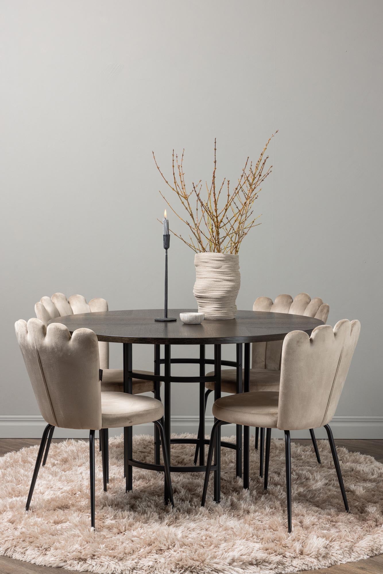 Elegantes Esszimmerset mit runden Tisch und luxuriösen Stühlen für gesellige Abende. Ideal für Ihr Zuhause.