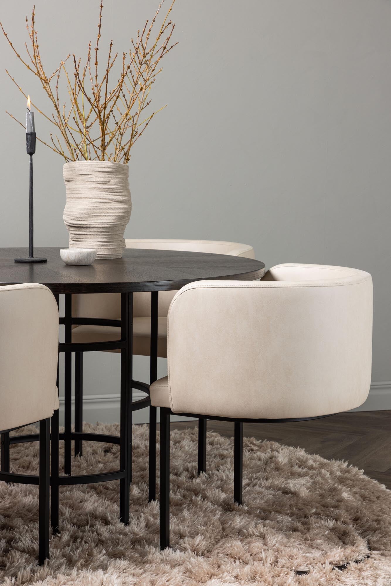 Entdecken Sie das stilvolle Esszimmerset Copenhagen + Simrishamn: Eleganz und Komfort für unvergessliche Momente mit Familie und Freunden.