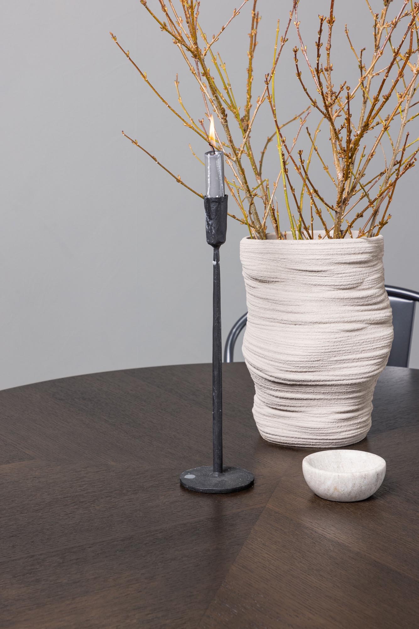 Modernes Esszimmerset mit elegantem runden Tisch und komfortablen Stühlen für stilvolle Essbereiche. Ideal für gesellige Abende!