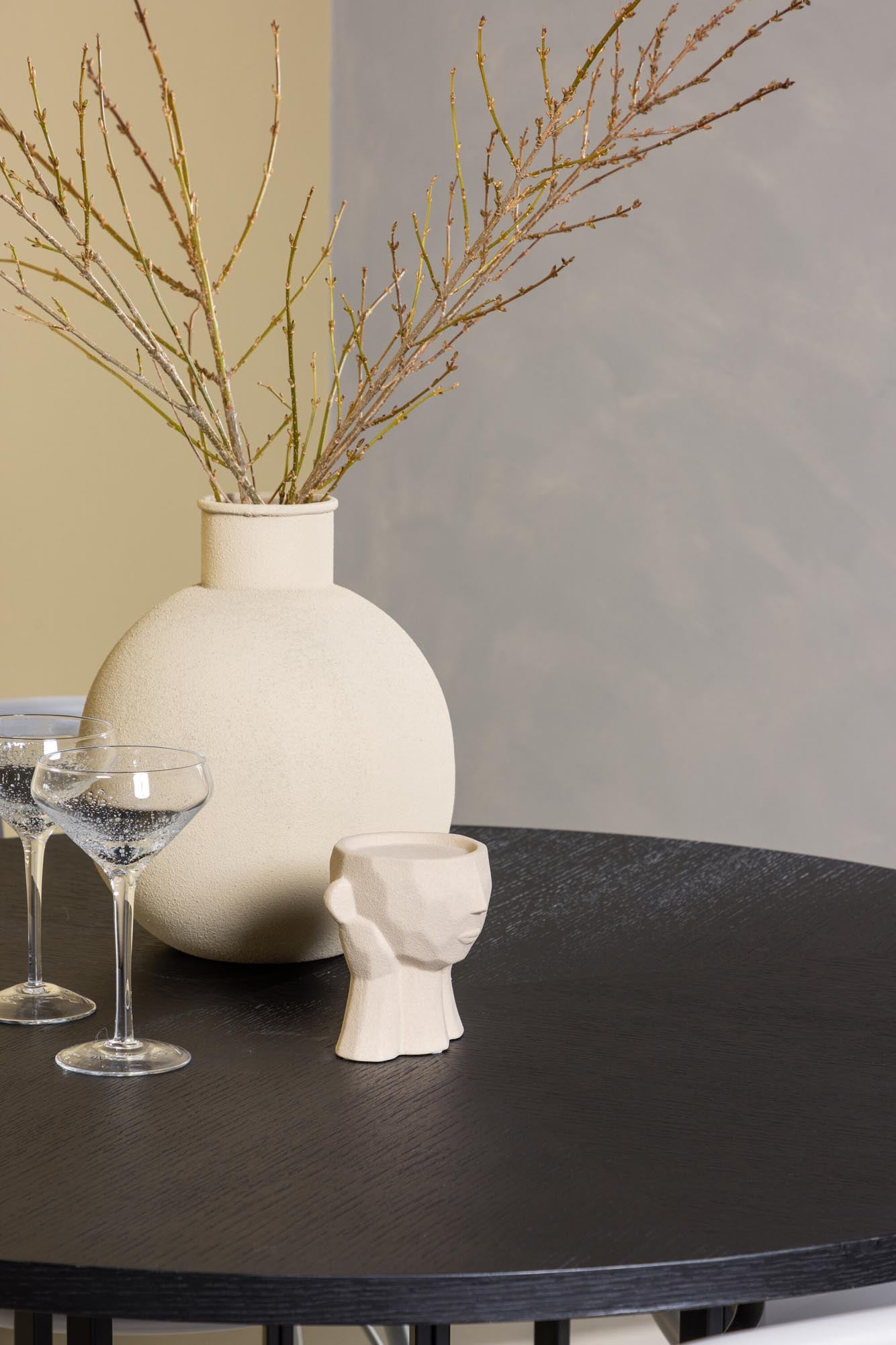 Elegantes Copenhagen Set: Dyrön Tisch & 4 Stühle von Venture Home.