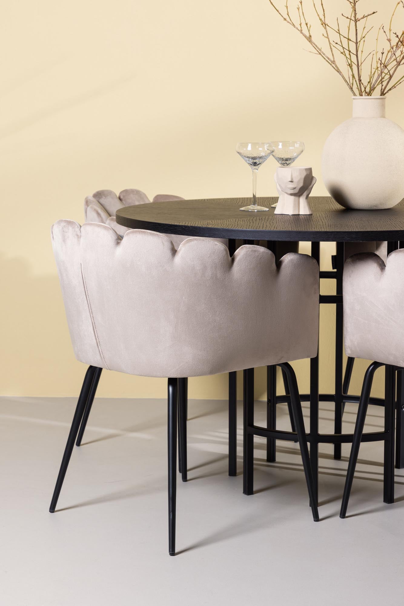 Elegantes Esszimmerset mit rundem Tisch und 4 stilvollen Samtstühlen, ideal für gesellige Abende und kleine Essbereiche.