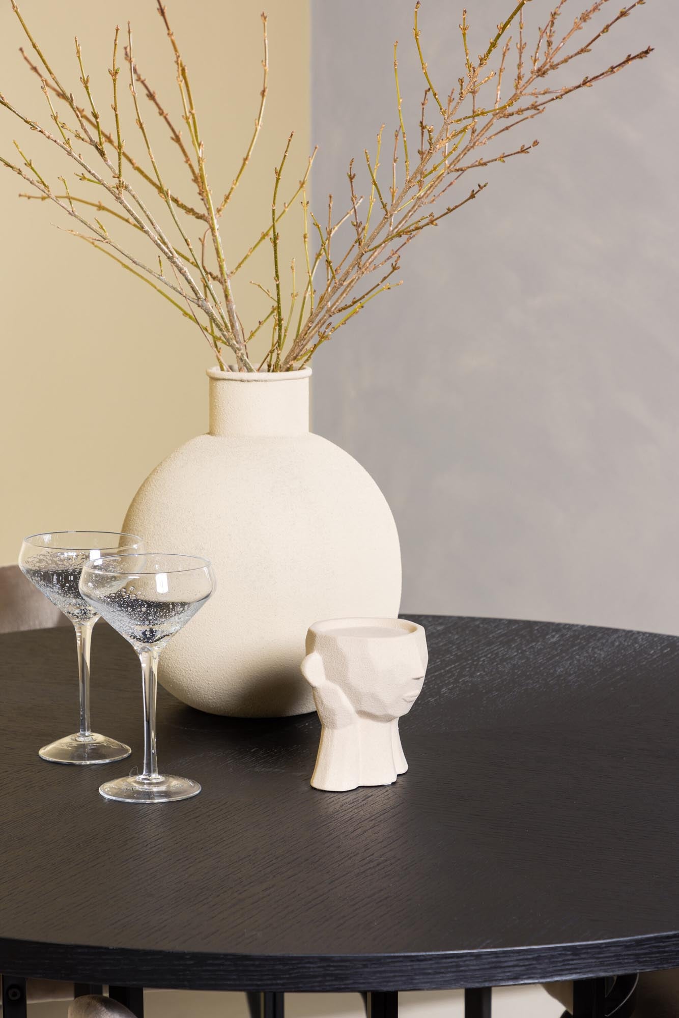 Stilvolles Esszimmerset mit modernem Tisch und 4 eleganten Stühlen aus Samt, perfekt für gemütliche Abende in jedem Essbereich.