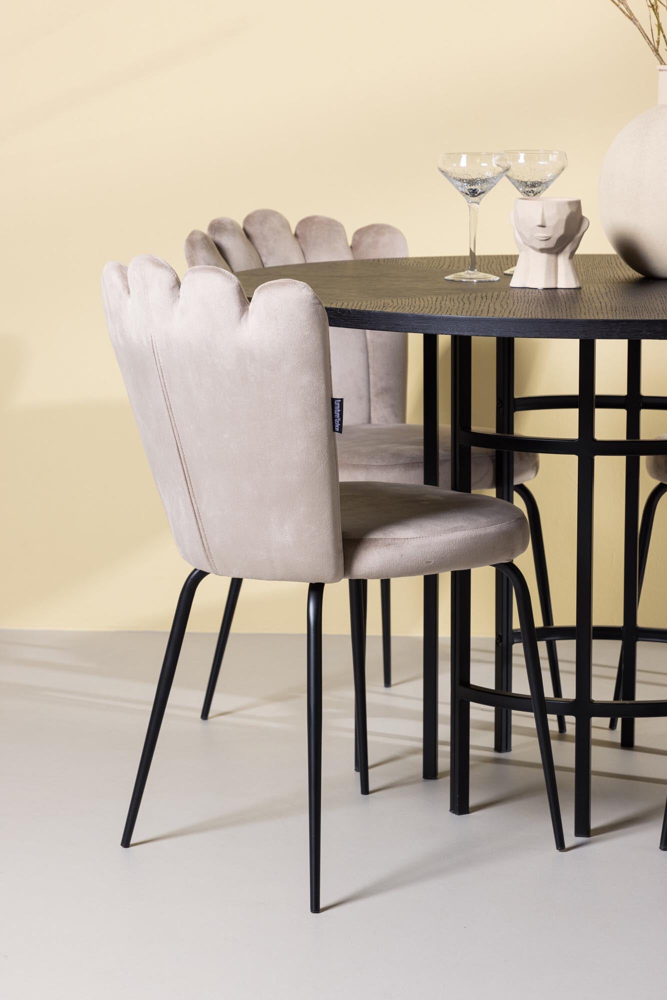 Entdecken Sie das stilvolle Esszimmerset Copenhagen + Limhamn Light ⌀115cm/4St. von Venture Home – die perfekte Kombination aus modernem Design und hohem Sitzkomfort für gesellige Abende.