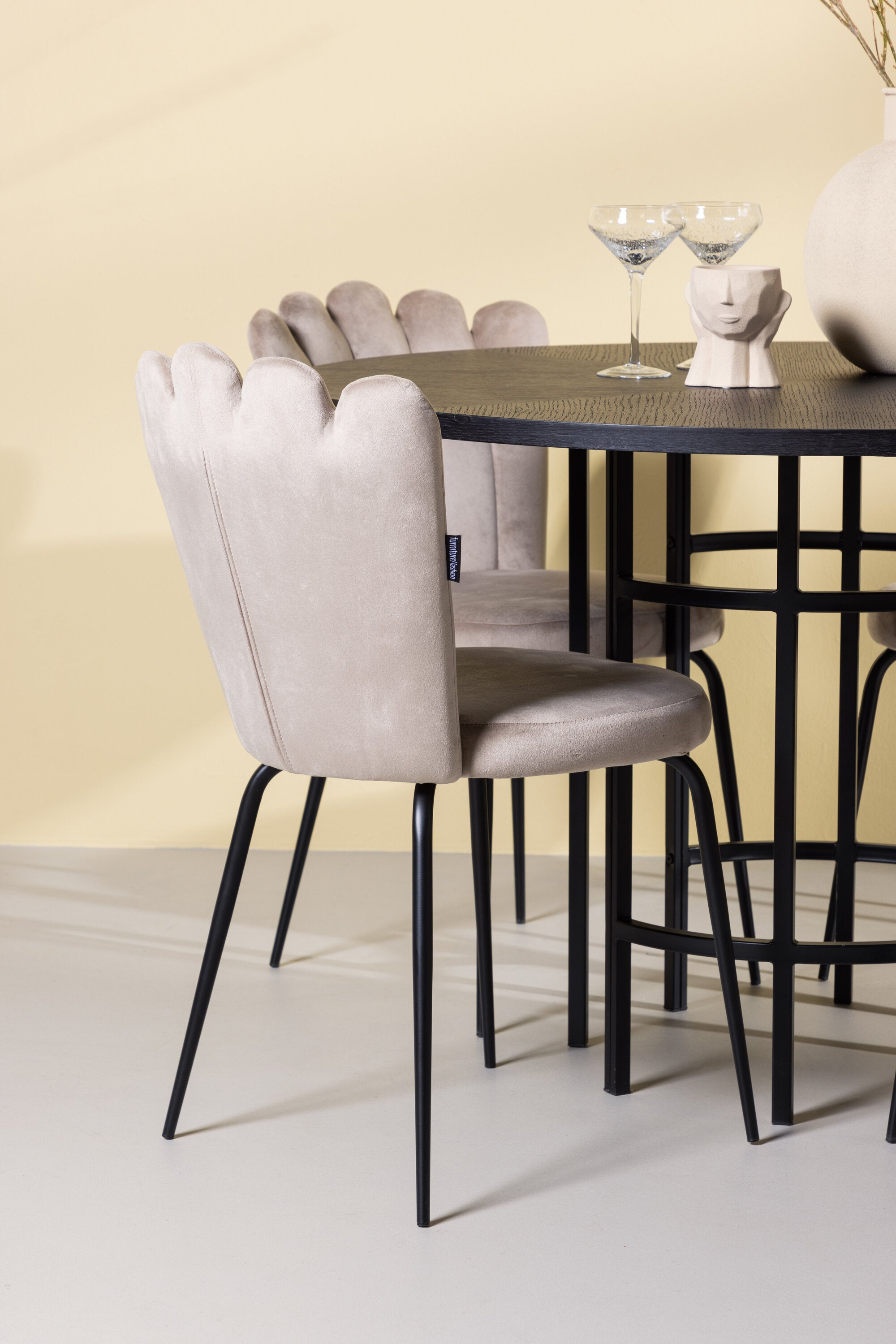 Esszimmerset Copenhagen + Limhamn Light ⌀115cm/4St. in Schwarz / Beige präsentiert im Onlineshop von KAQTU Design AG. Esszimmerset ist von Venture Home