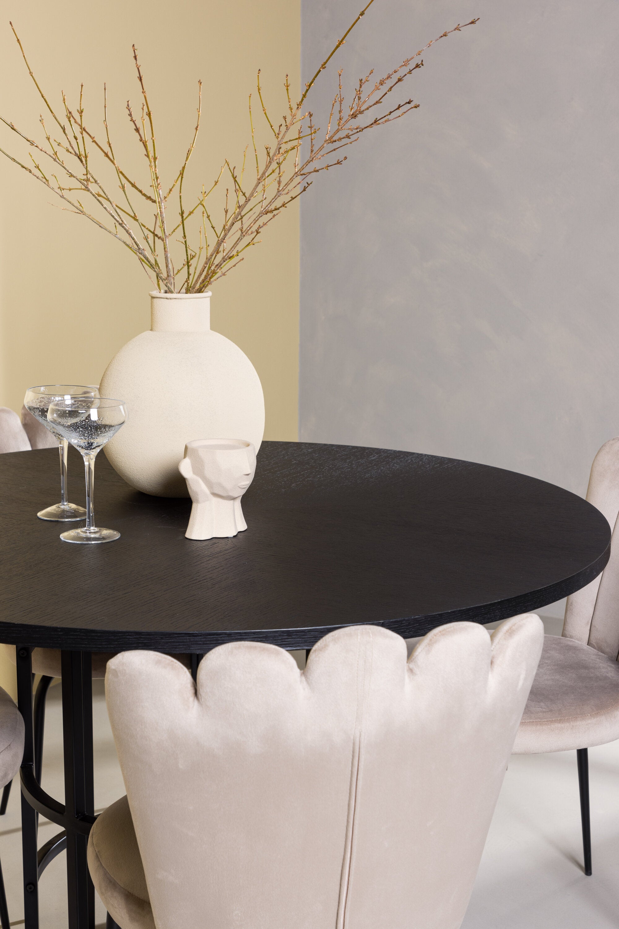 Esszimmerset Copenhagen + Limhamn Light ⌀115cm/4St. in Schwarz / Beige präsentiert im Onlineshop von KAQTU Design AG. Esszimmerset ist von Venture Home