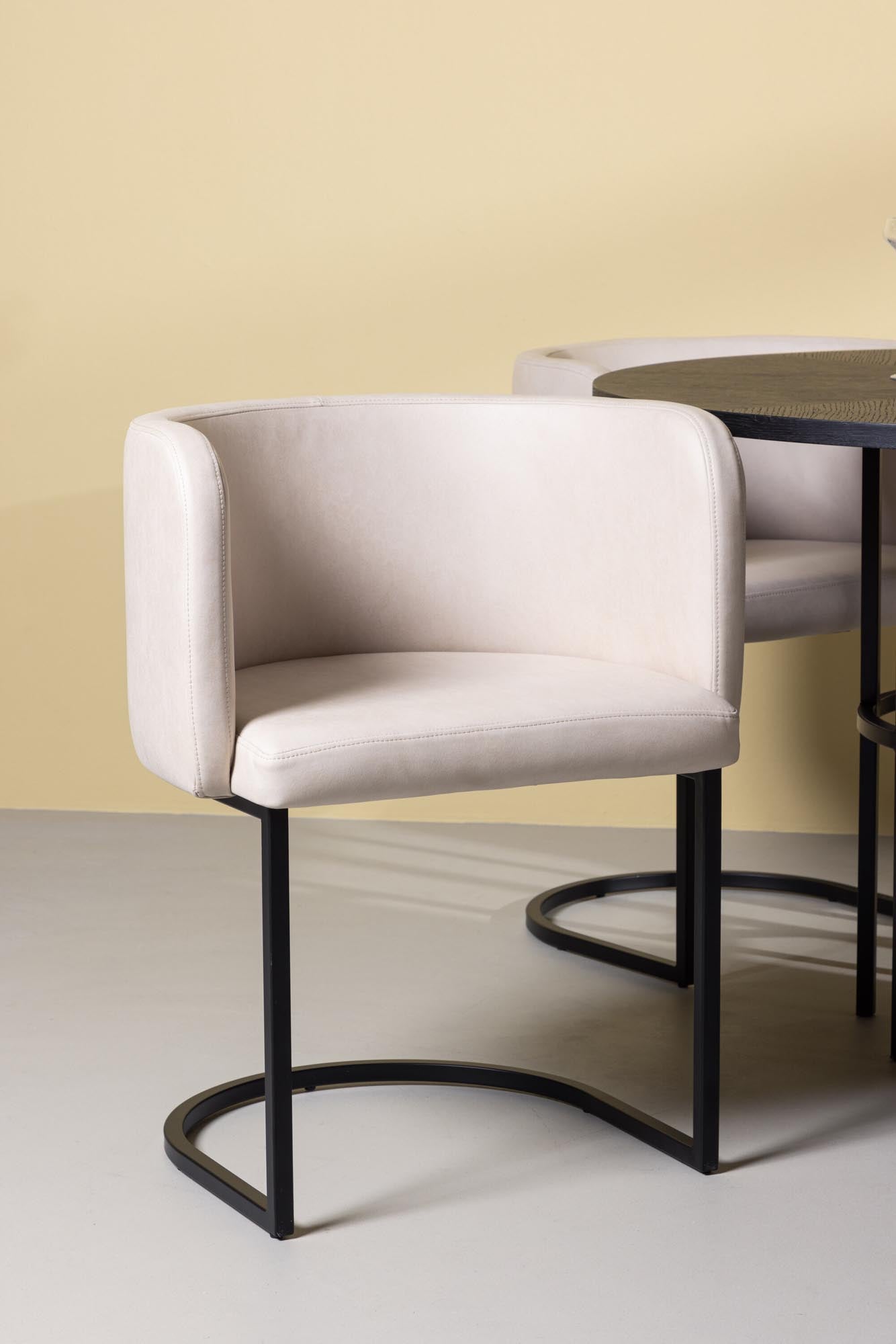 Elegantes Esszimmerset mit runder Tischplatte aus MDF und komfortablen, gepolsterten Stühlen. Perfekt für gesellige Abende mit bis zu 4 Personen.