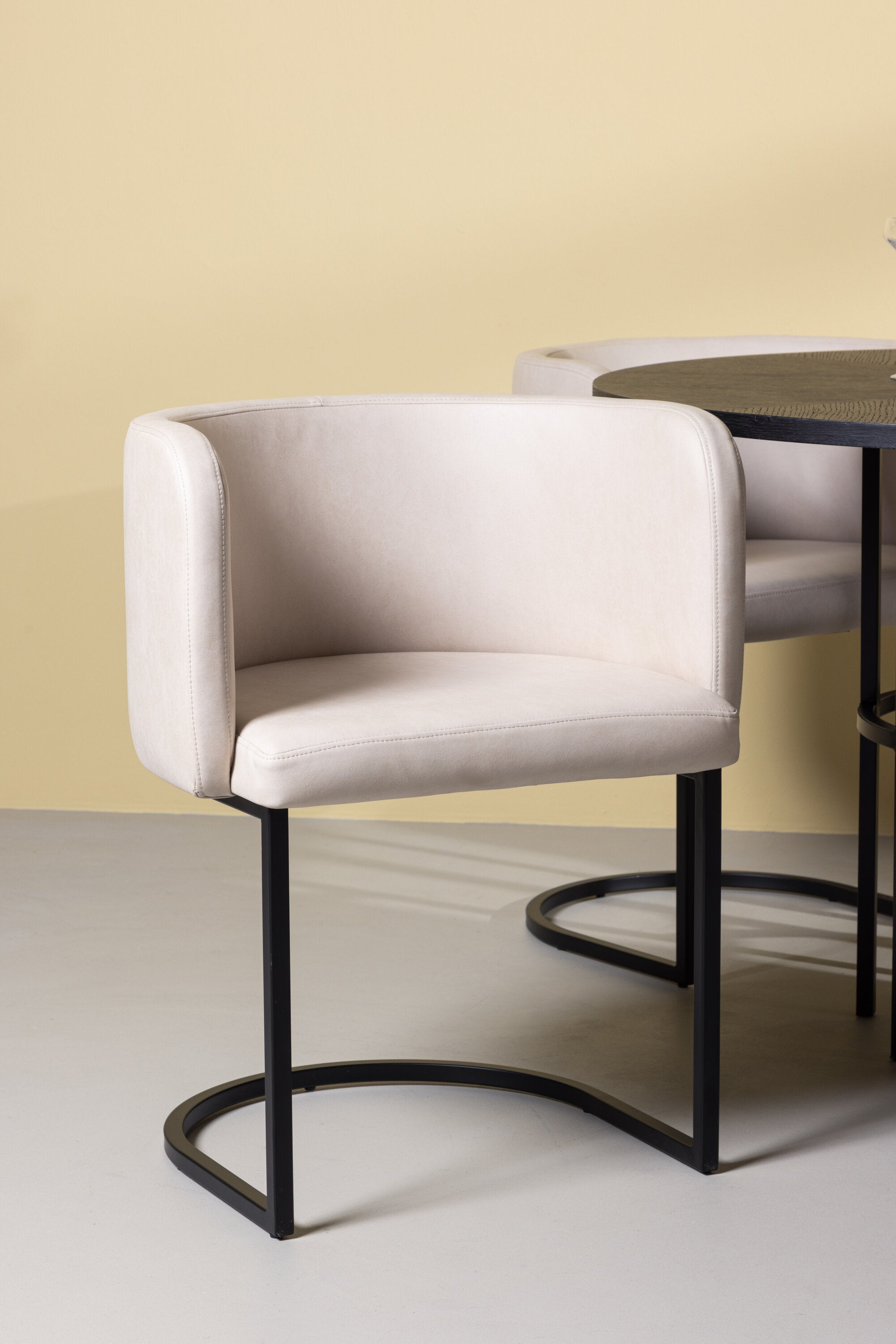 Esszimmerset Copenhagen + Simrishamn ⌀115cm/4St. in Beige / Schwarz präsentiert im Onlineshop von KAQTU Design AG. Esszimmerset ist von Venture Home