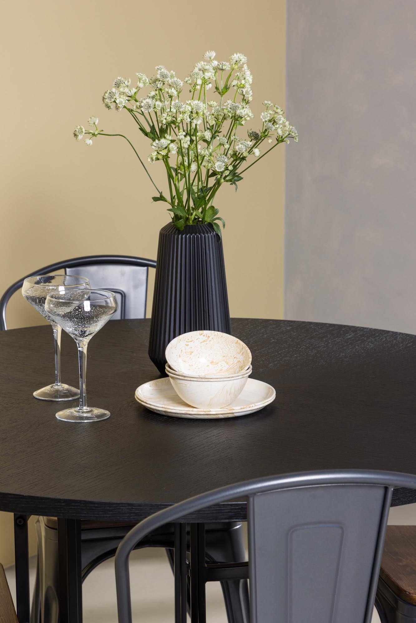 Modernes Esszimmerset mit skandinavischem Flair: runder Tisch (⌀115cm) aus MDF, stabile Metallbasis, 4 komfortable Stühle aus Stahl.