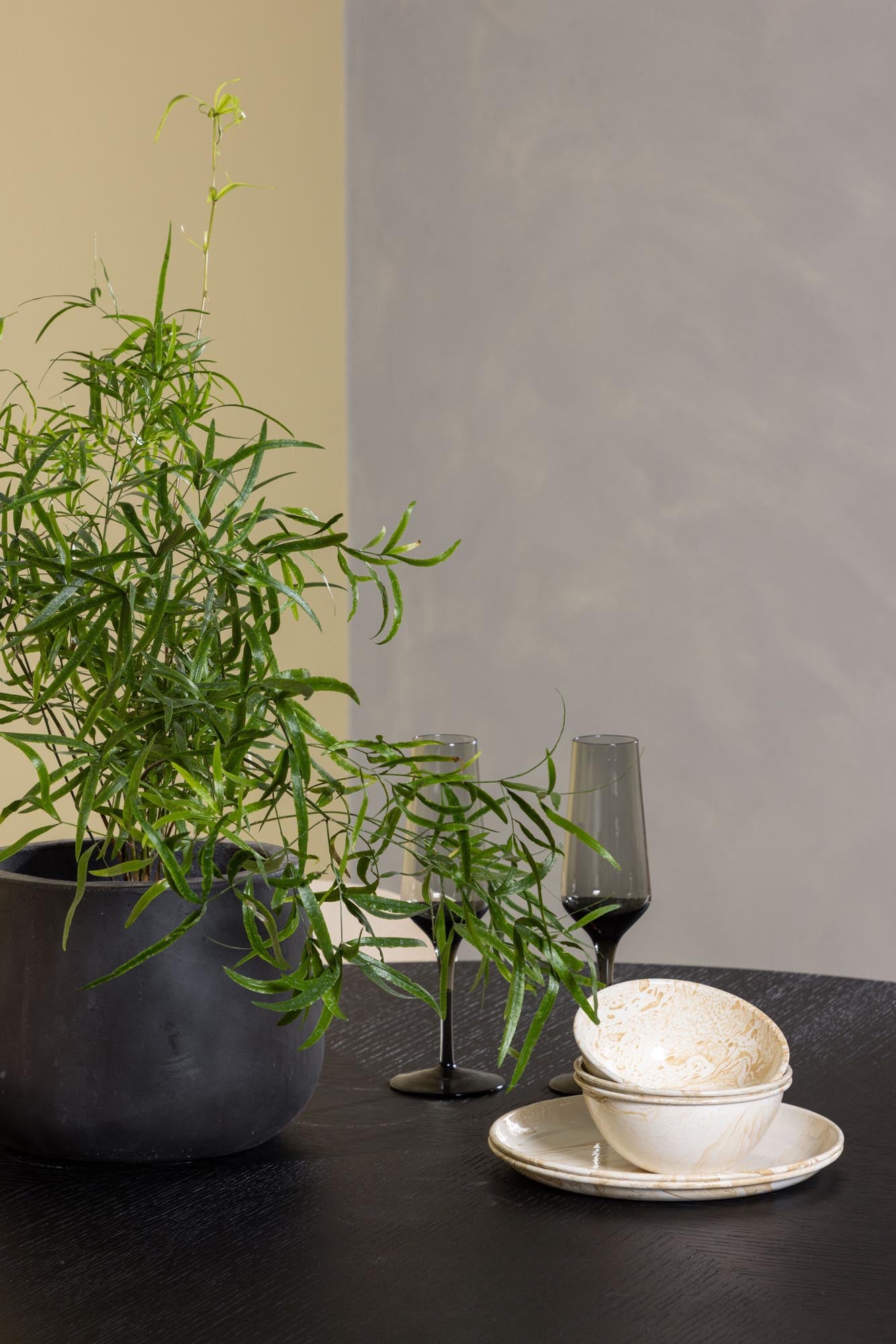 Stilvolles Esszimmerset Copenhagen + Astol: Moderner runder Tisch und elegante Stühle für gesellige Runden und gemütliche Abende.