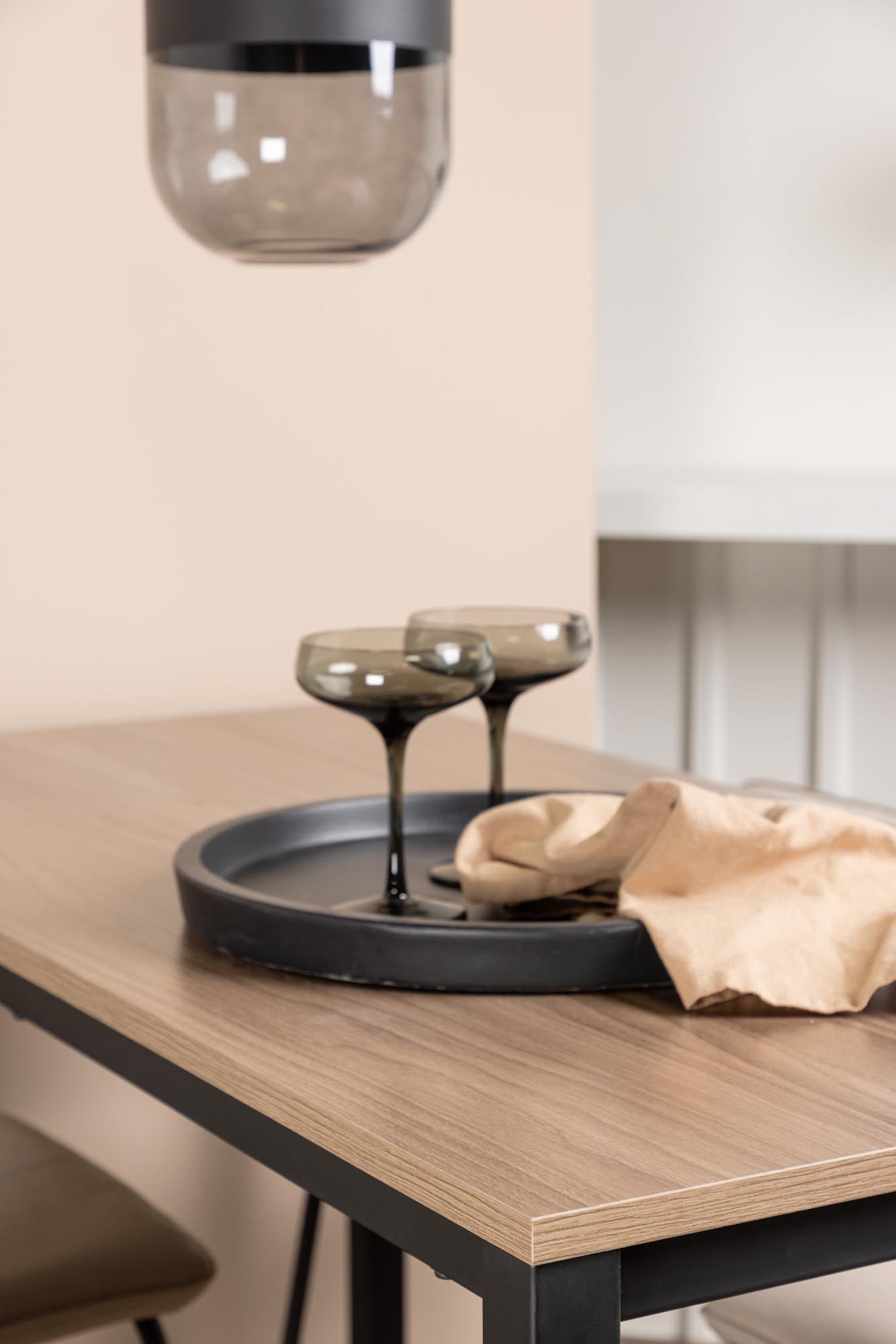 Erleben Sie das elegante Camden Barset + Bisbee 120cm/4St. von Venture Home – ideal für stilvolle Essbereiche und gemütliche Zusammenkünfte.