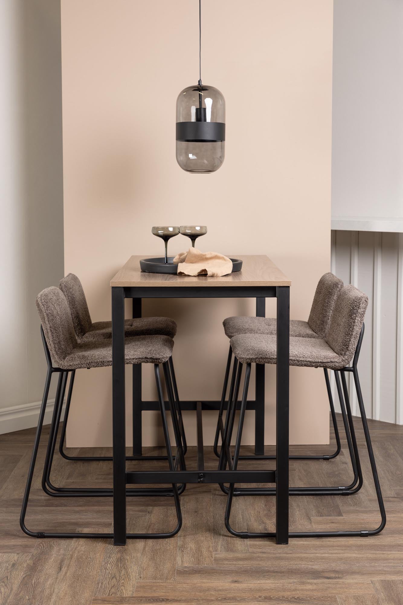 Erleben Sie das stilvolle Camden Barset + Bisbee 120cm/4St. von Venture Home – ideal für gesellige Runden und modernes Wohnen in Ihrer Küche oder Essbereich.