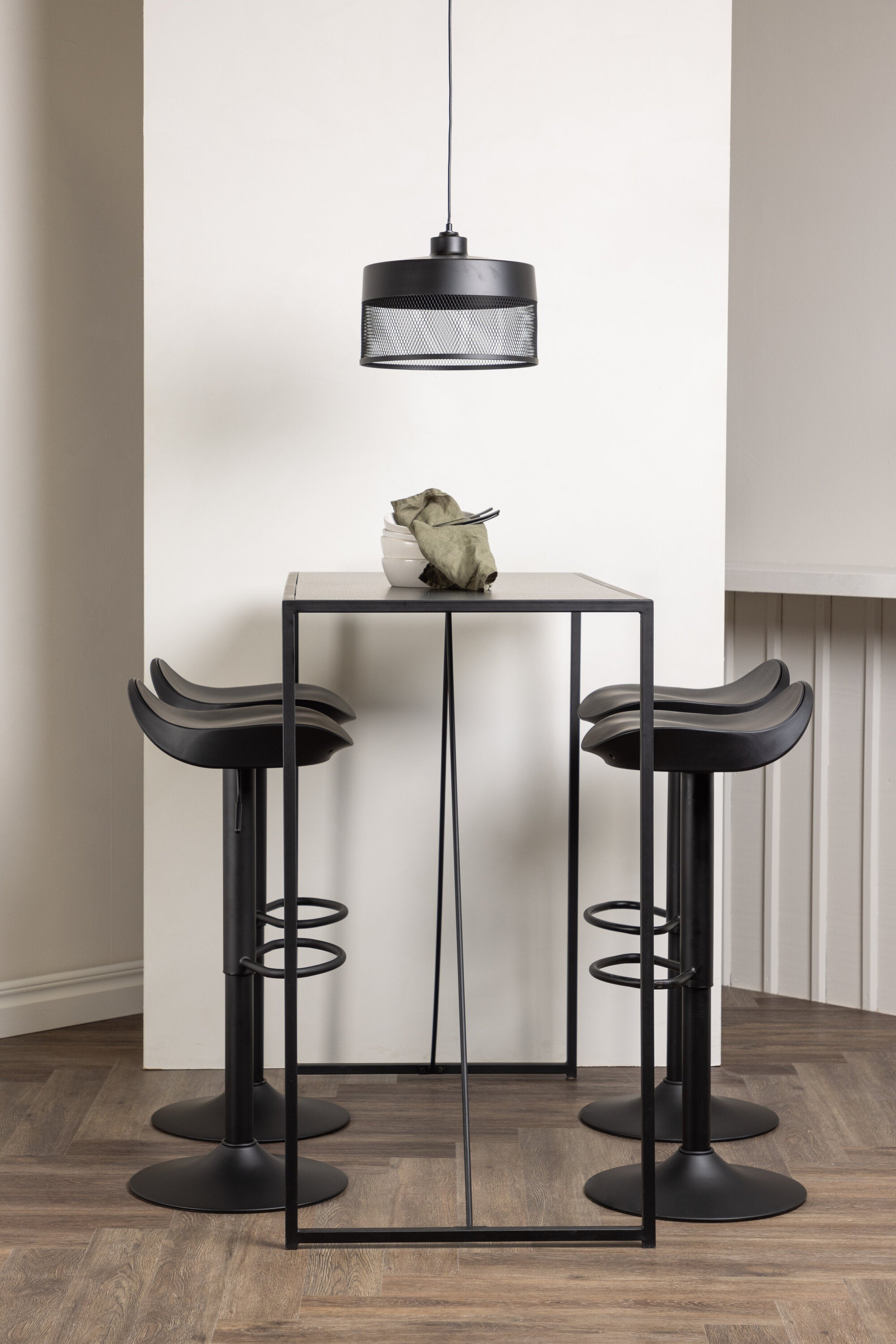 Brea Barset + Adesto 120cm/4St. in Schwarz präsentiert im Onlineshop von KAQTU Design AG. Bartischset ist von Venture Home