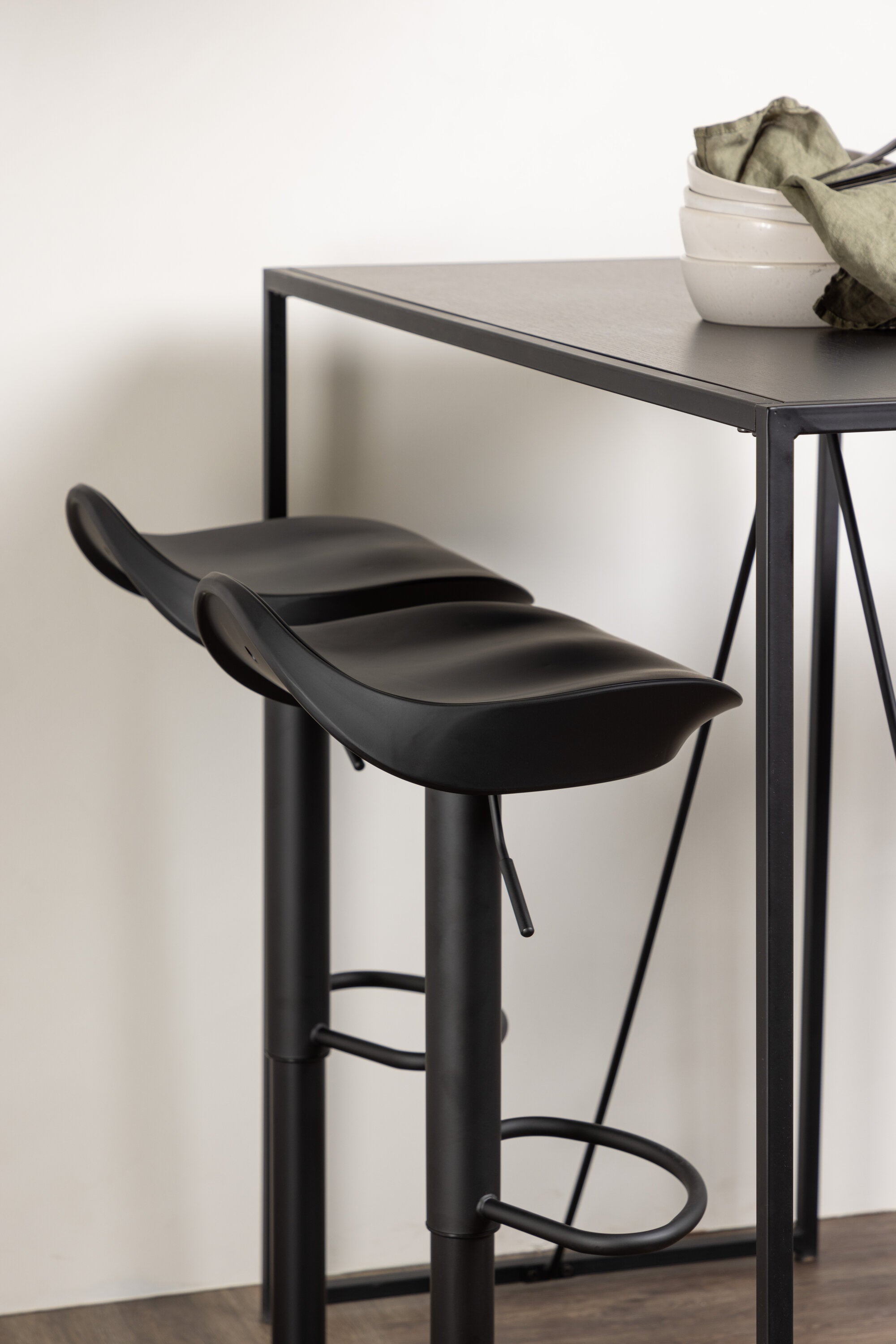 Brea Barset + Adesto 120cm/4St. in Schwarz präsentiert im Onlineshop von KAQTU Design AG. Bartischset ist von Venture Home