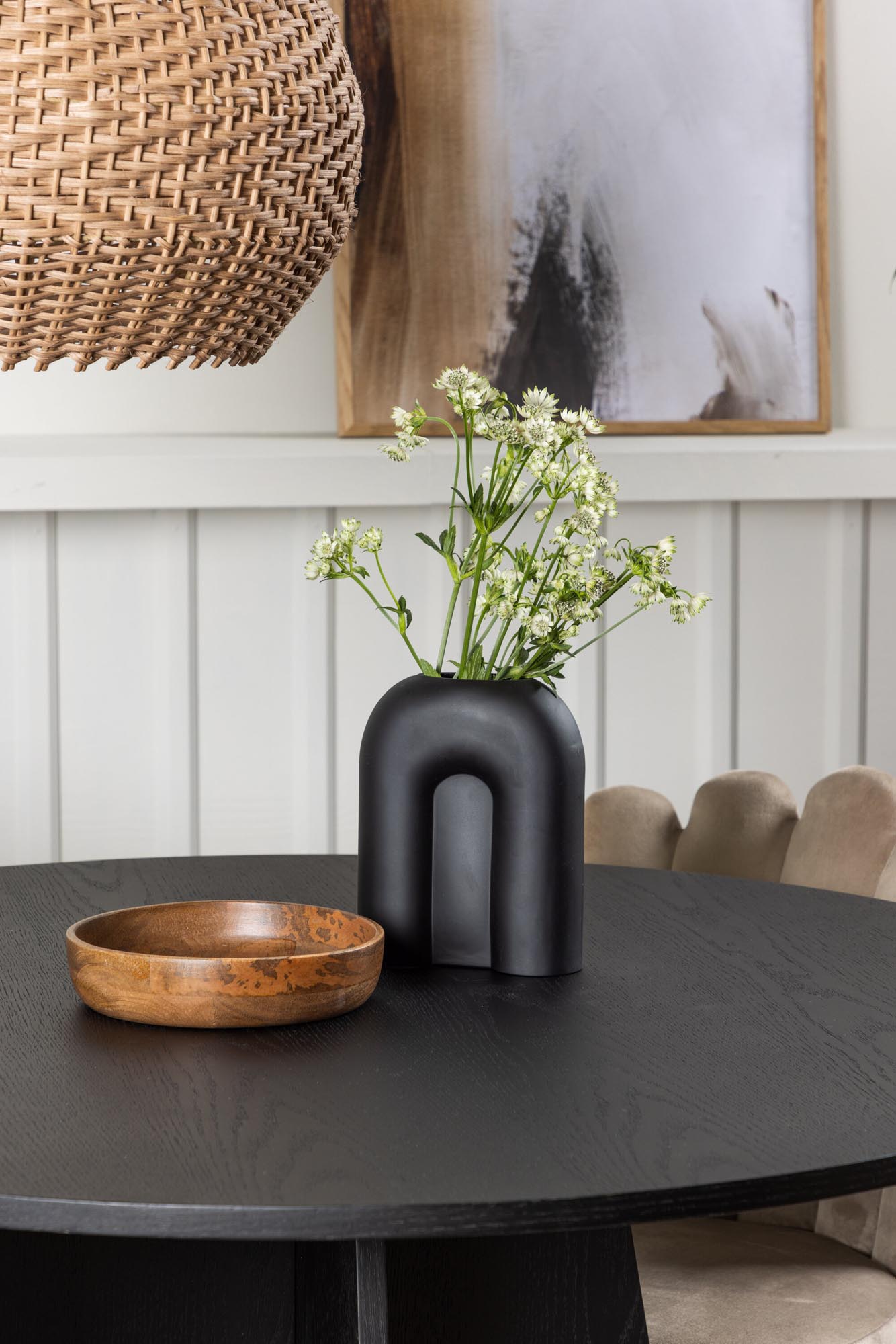 Elegantes Bootcut Esszimmerset mit Limhamn Light Tisch (⌀110cm) und 4 stilvollen Stühlen für ein modernes Esszimmer.