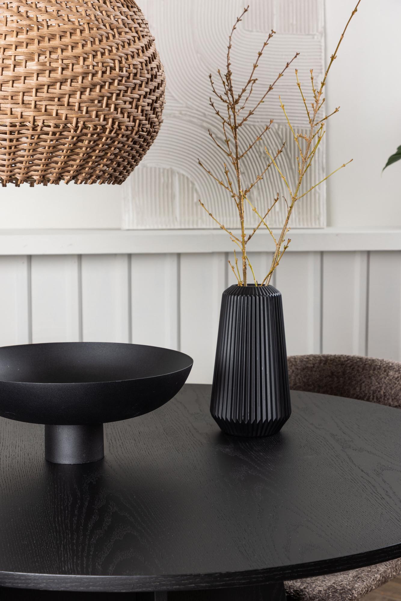 Modernes Bootcut Esszimmerset mit runden Tisch (110cm) und 4 stilvollen Stühlen. Ideal für gesellige Abende und kleine Räume.