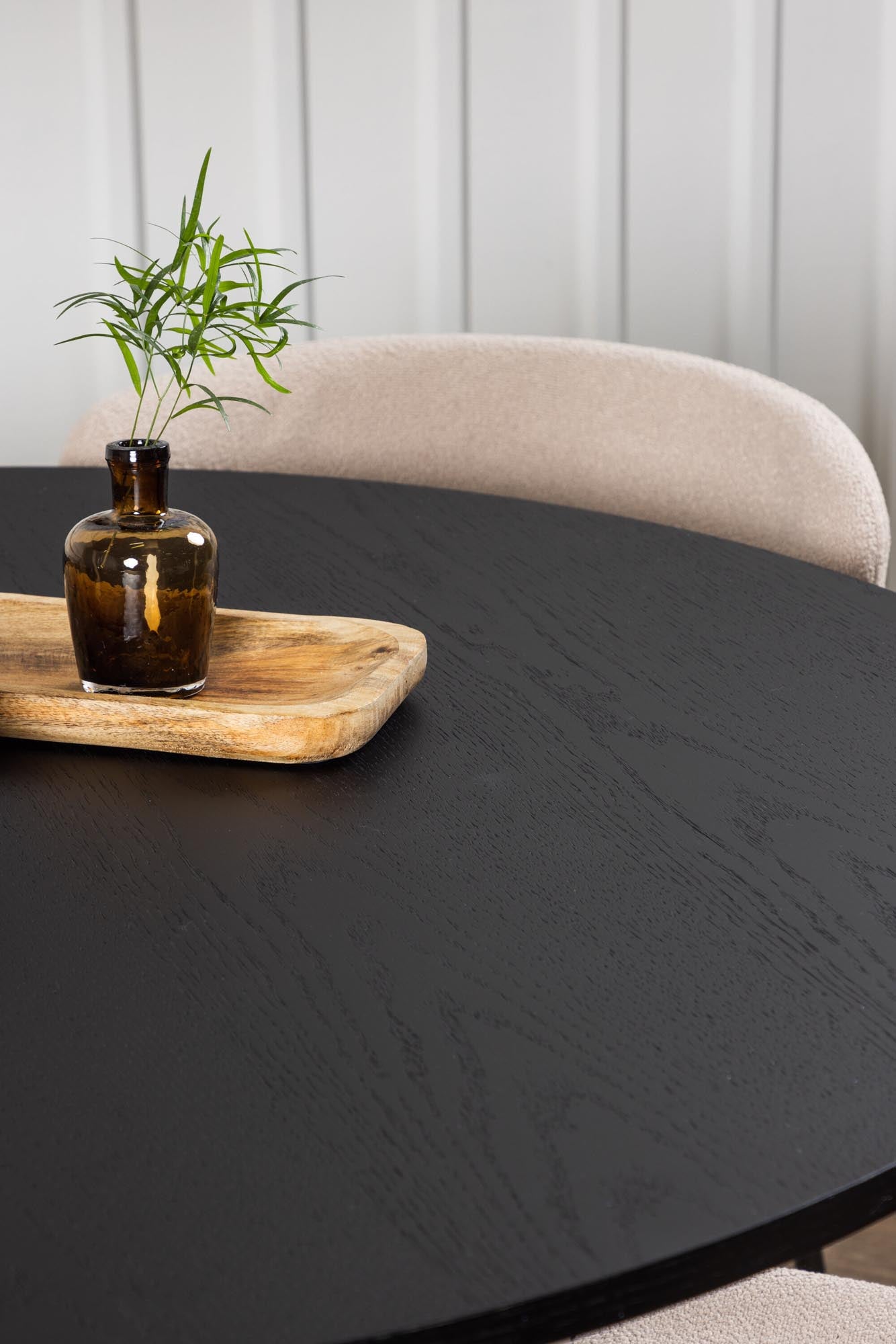 Entdecken Sie das Bootcut Esszimmerset von Venture Home: moderner runder Tisch (110cm) und 4 stilvolle Stühle für Ihr Zuhause.