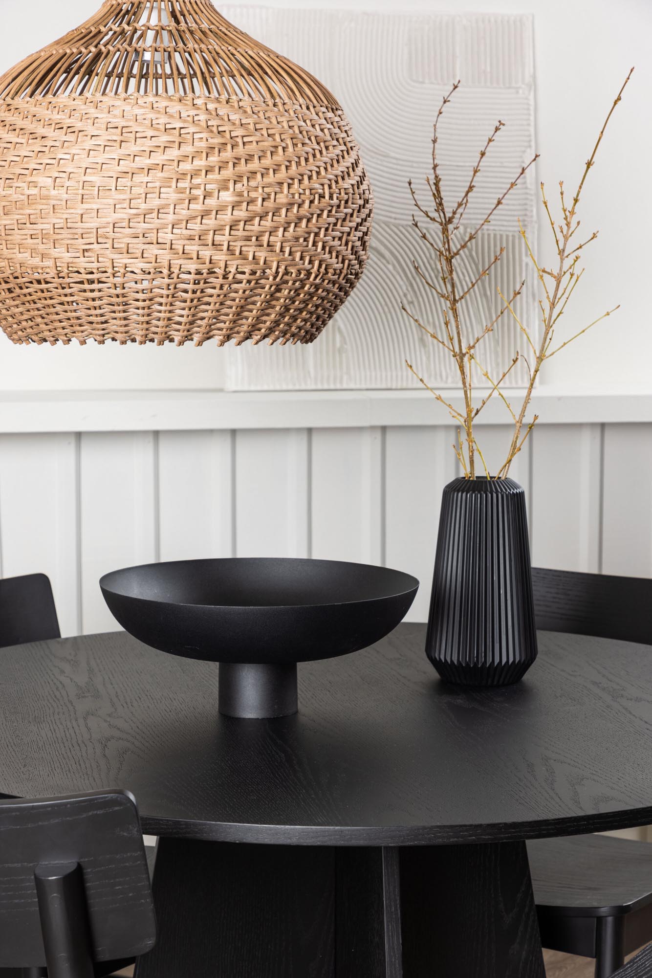 Eleganter runder Bootcut-Tisch mit 4 Montros-Stühlen von Venture Home.