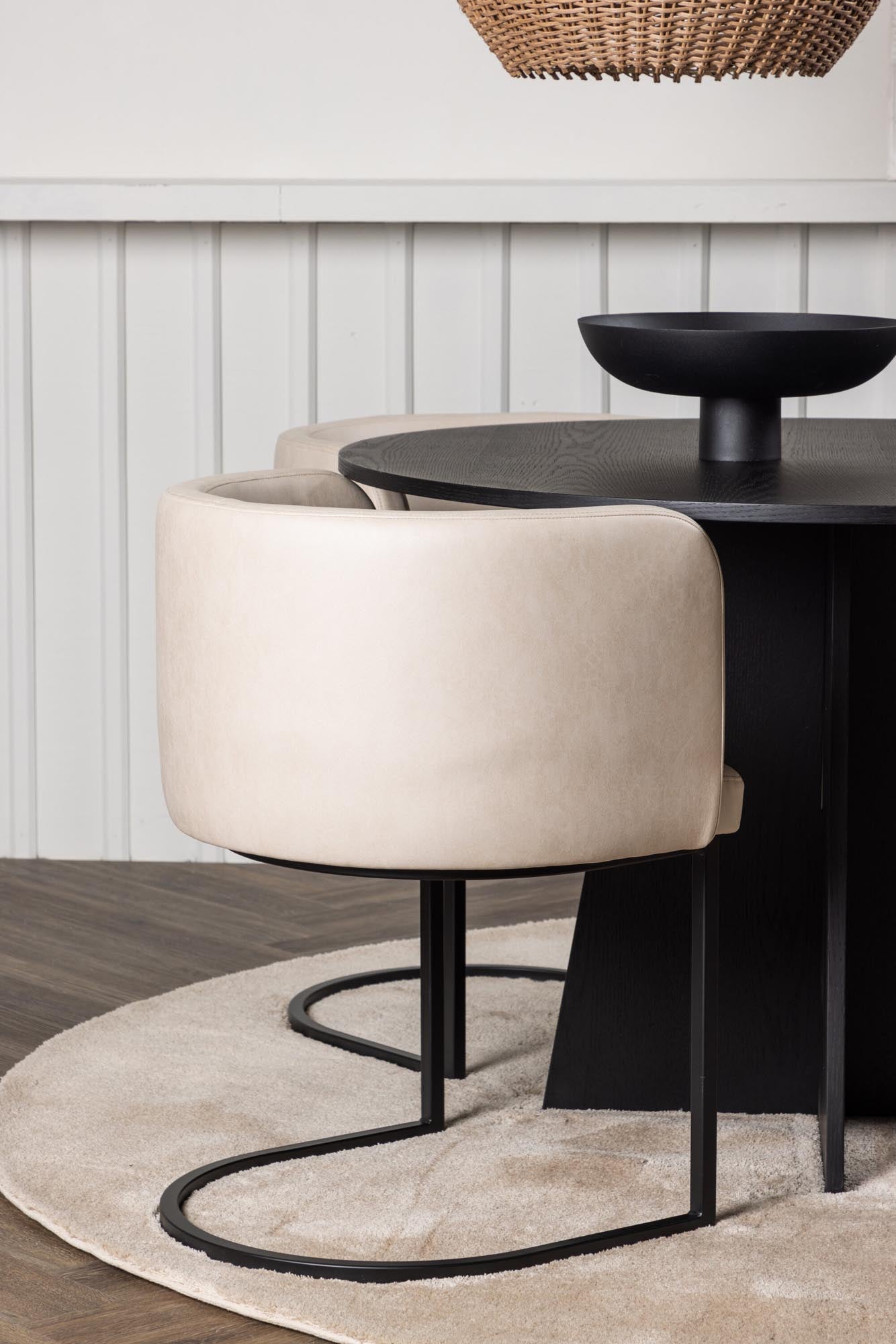 Stilvolles Bootcut Esszimmerset: Runder Tisch (⌀110cm) mit 4 komfortablen Stühlen, perfektes Ambiente für gesellige Abende und Familienessen.