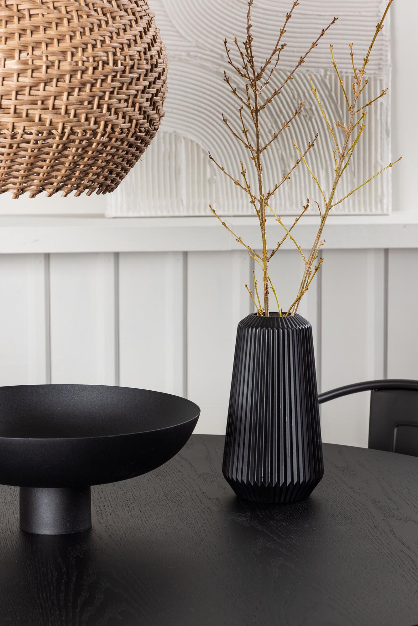 Stilvolles Bootcut Esszimmerset mit runden Tempe Tisch (⌀110cm) und 4 eleganten Stühlen. Perfekt für gesellige Dinnerabende und modernes Ambiente.