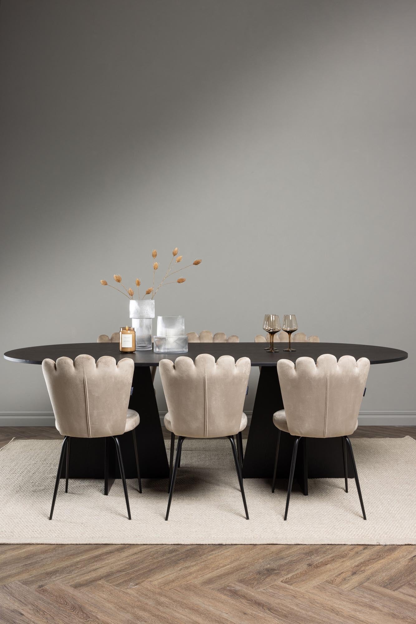 Stilvolles Bootcut Esszimmerset mit Limhamn: Robuster Esstisch und luxuriöse Samtstühle, perfekt für gesellige Familienessen.