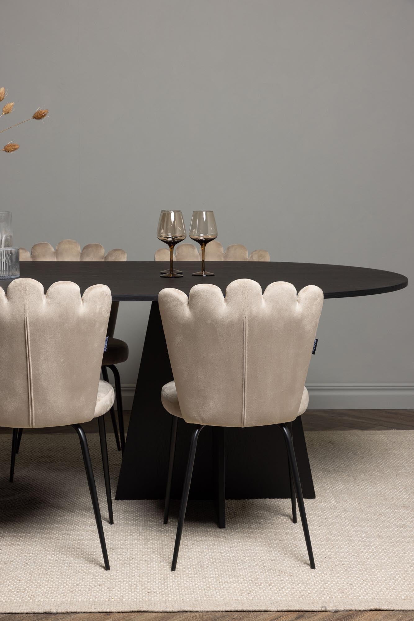 Stilvolles Bootcut Esszimmerset mit Limhamn, 230cm, 6 bequeme Stühle, ideal für gesellige Abende. Hochwertige Materialien und modernes Design.