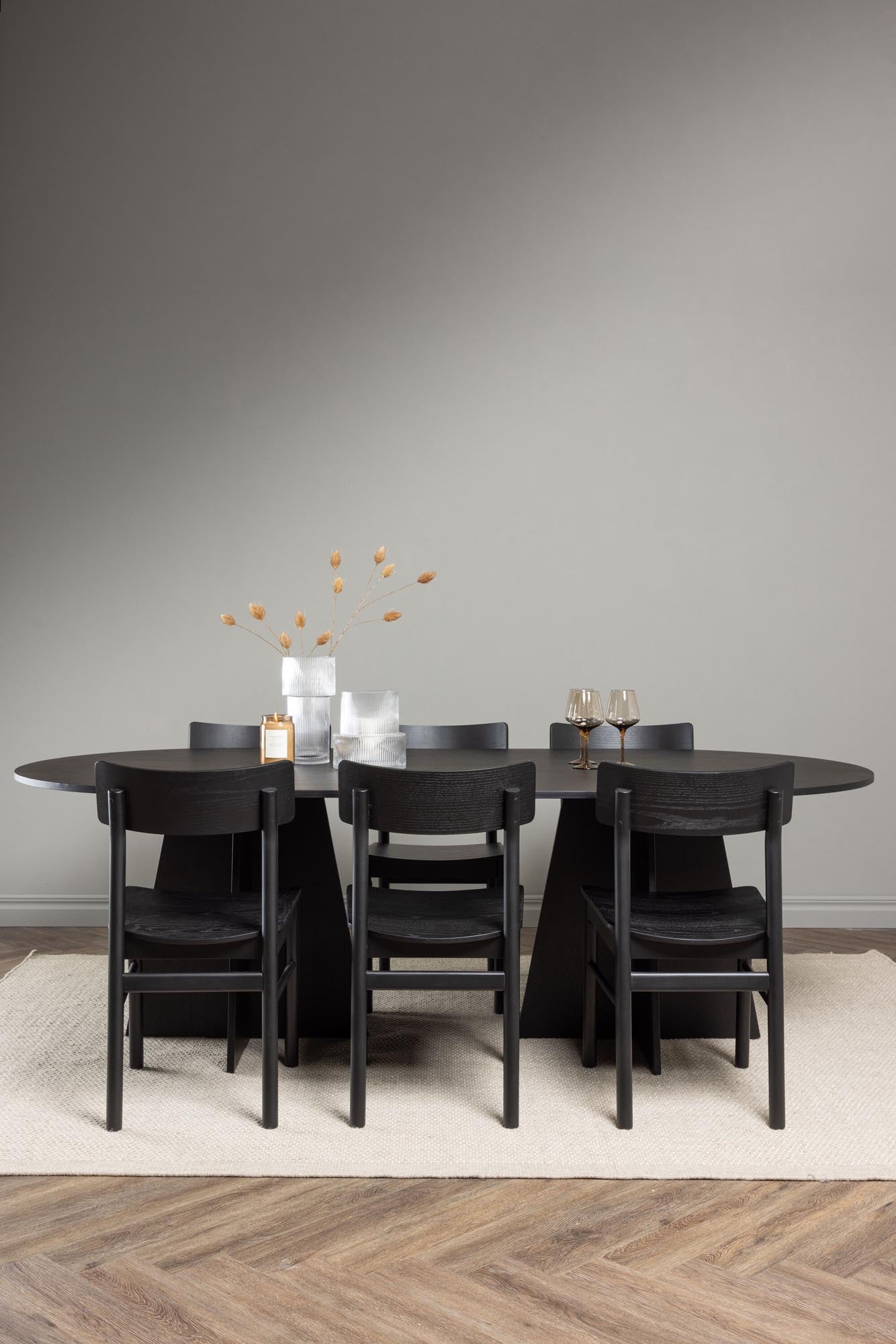 Stilvoller Bootcut Esstisch mit 6 Montros Stühlen von Venture Home.