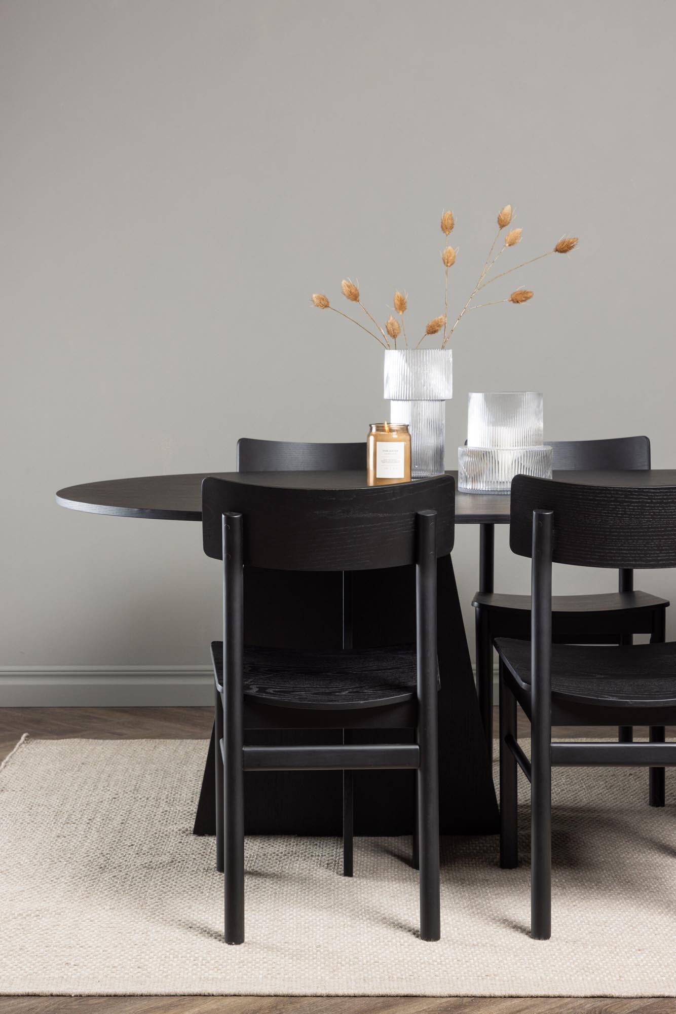 Ovaler Bootcut-Tisch mit 6 Montros-Stühlen von Venture Home.