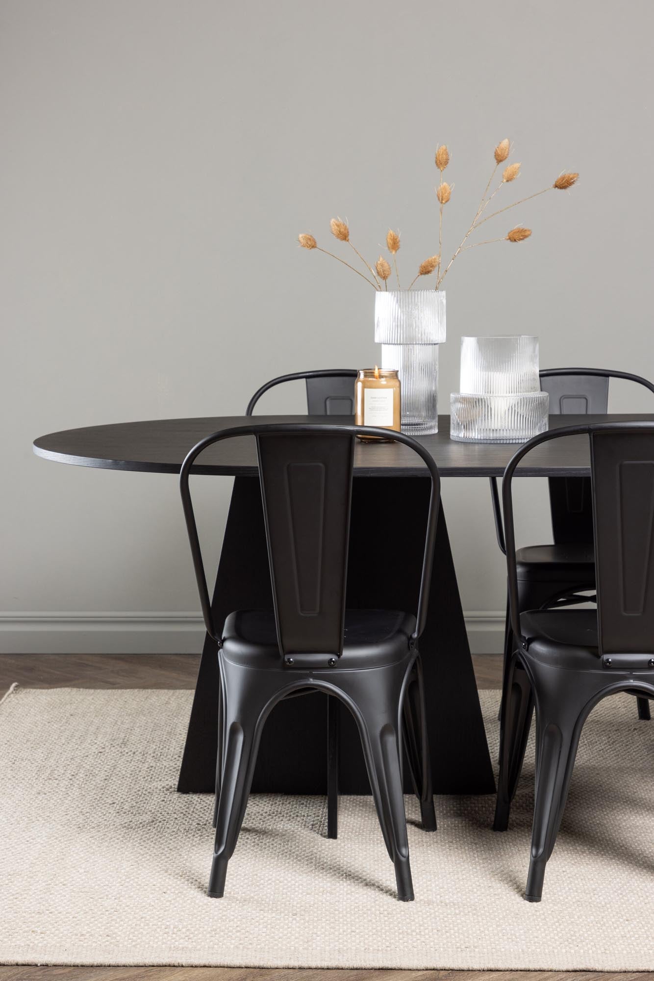 Moderner Bootcut Esstisch mit 4 Tempe Stühlen von Venture Home.