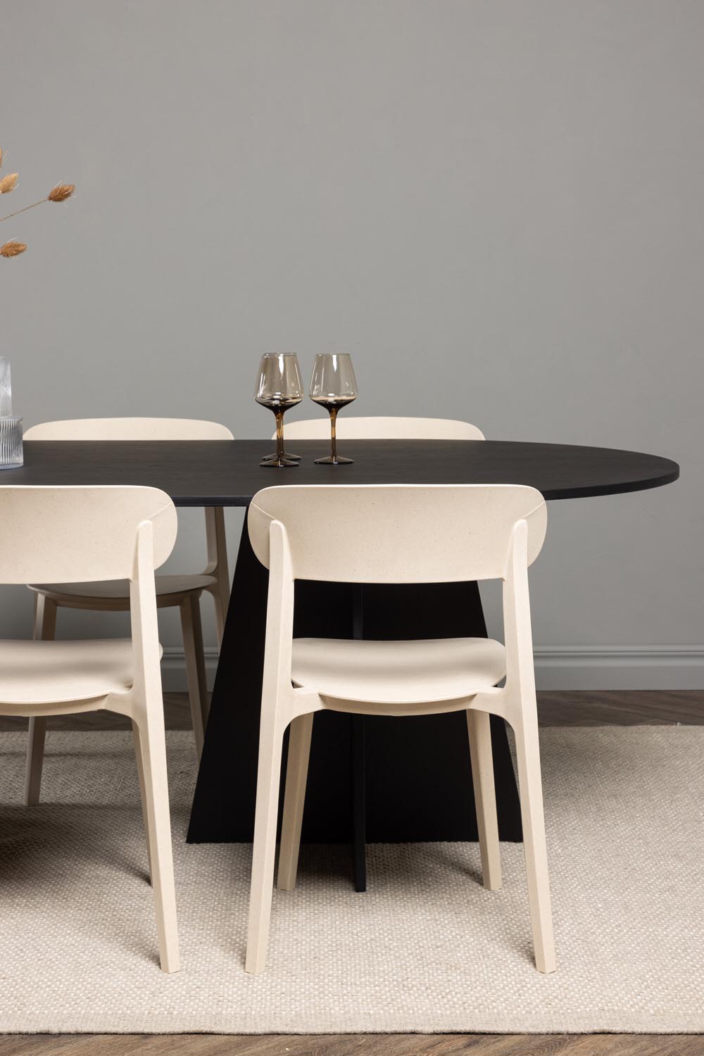Bootcut Oval Esstisch + 6 x Åstol Esszimmerstuhl in präsentiert im Onlineshop von KAQTU Design AG. Esszimmerset ist von Venture Home