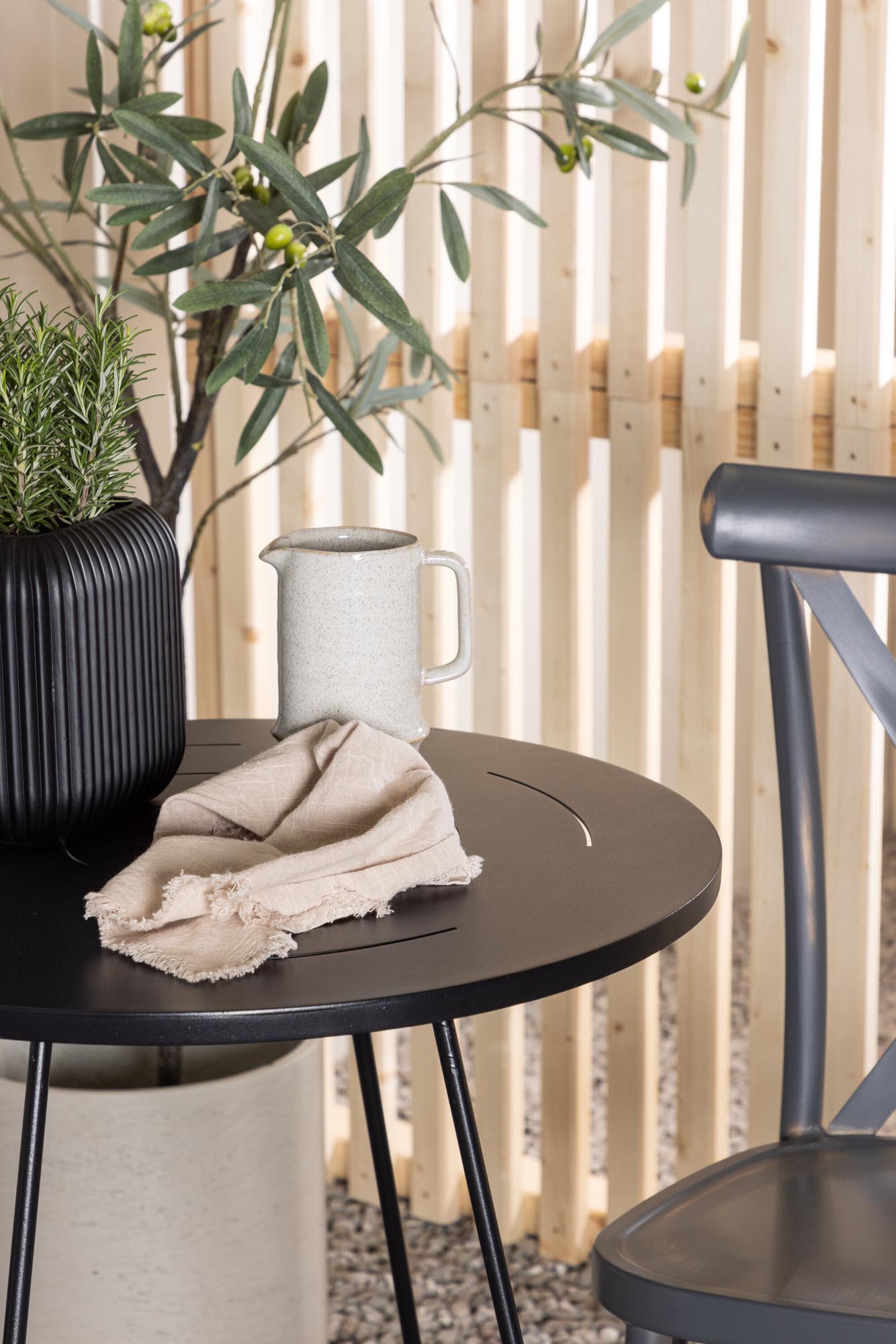 Stilvolles Bacong Outdoor-Tischset von Venture Home mit zwei runden Tablas-Tischen (⌀60cm), perfekt für Terrasse oder Garten.