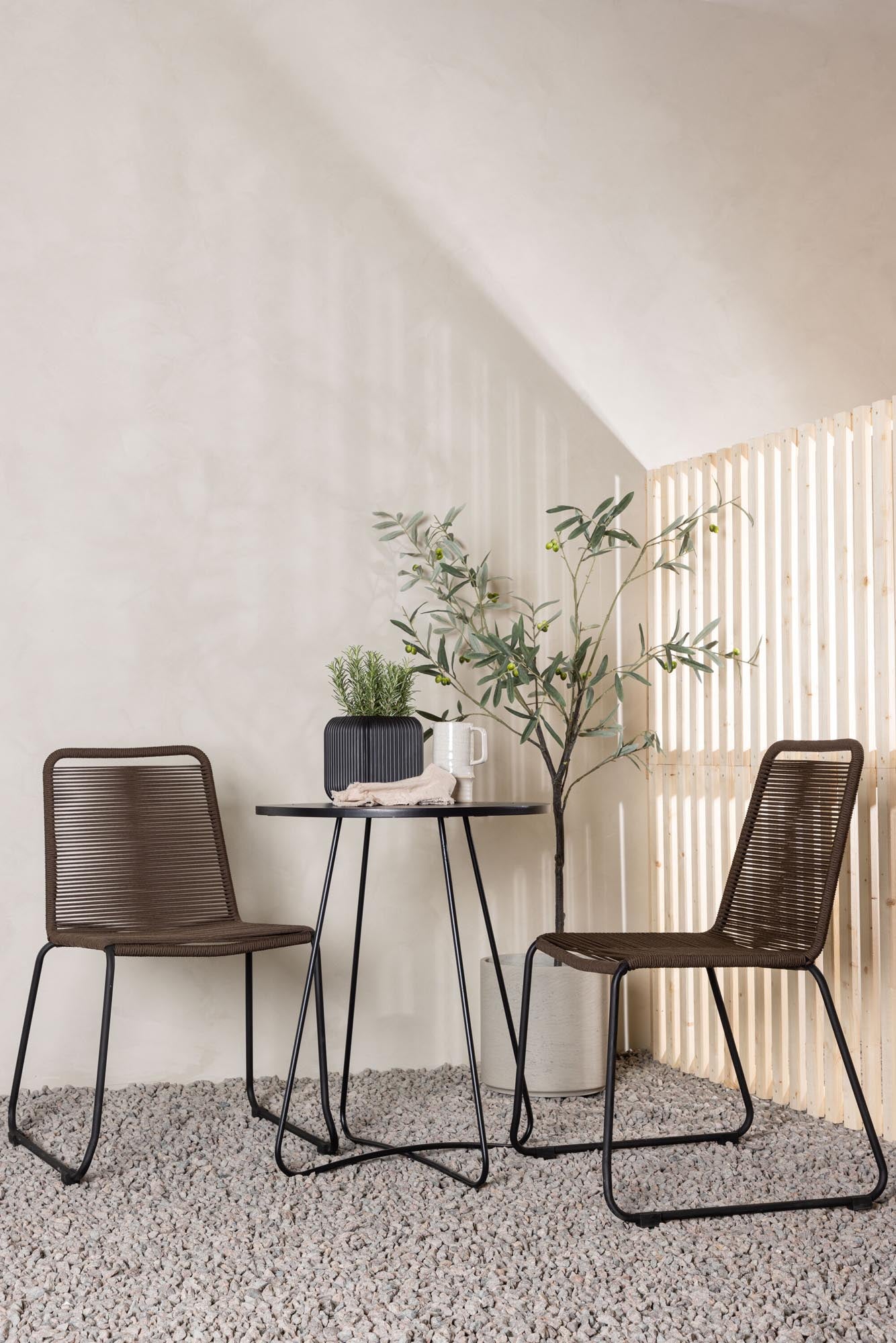 Stilvolles Outdoor-Set: Robuster Tisch & bequeme Stühle für gesellige Stunden im Freien.