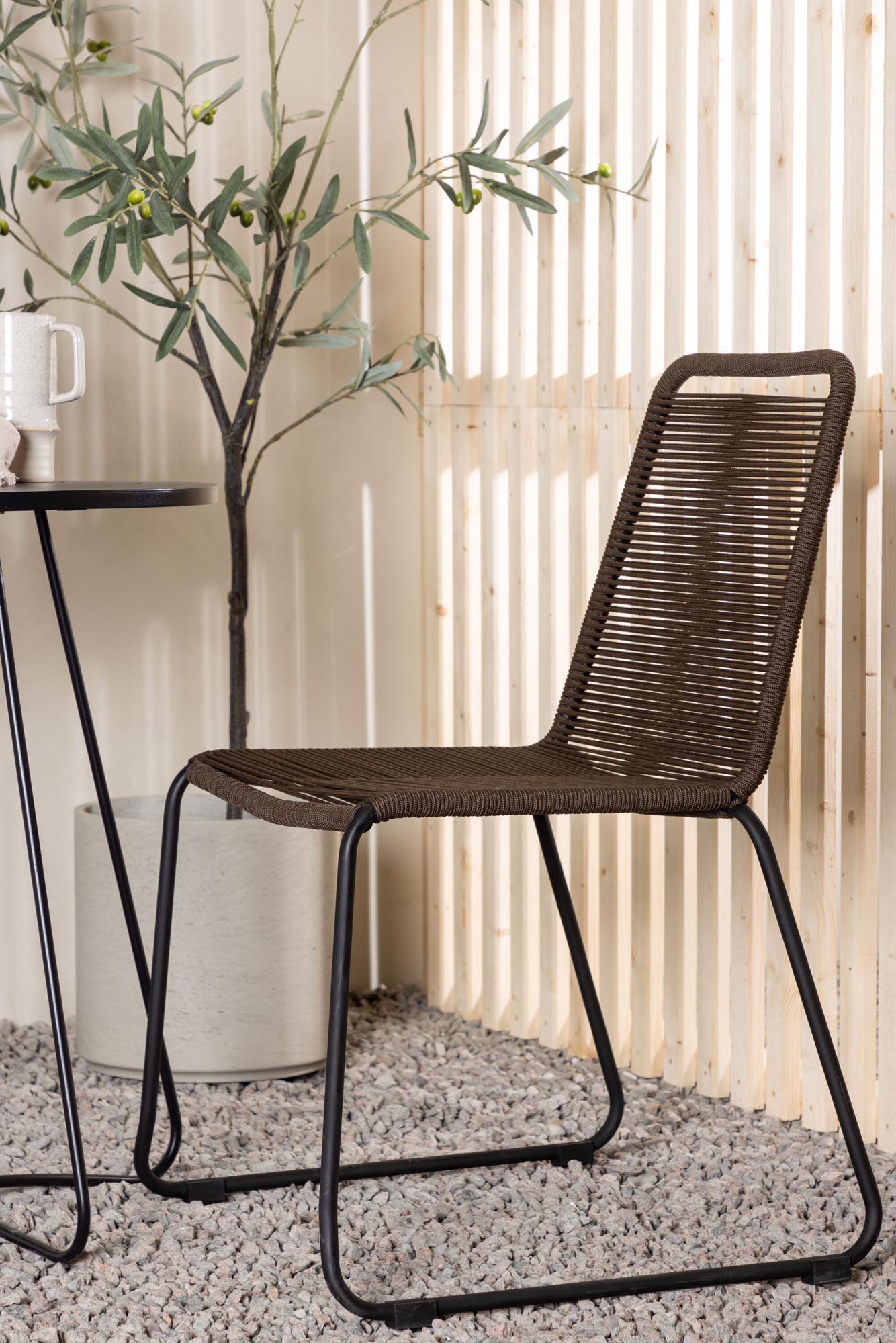 Elegantes Outdoor-Tischset Bacong mit Lindos-Tisch (⌀60cm) und 2 Stühlen von Venture Home, ideal für Garten oder Balkon.