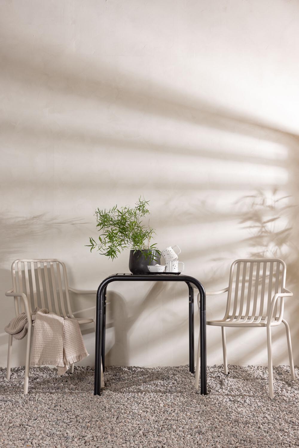 Borneo Outdoor-Tischset + Peking 70cm/2St. in Schwarz / Beige präsentiert im Onlineshop von KAQTU Design AG. Gartentischset ist von Venture Home