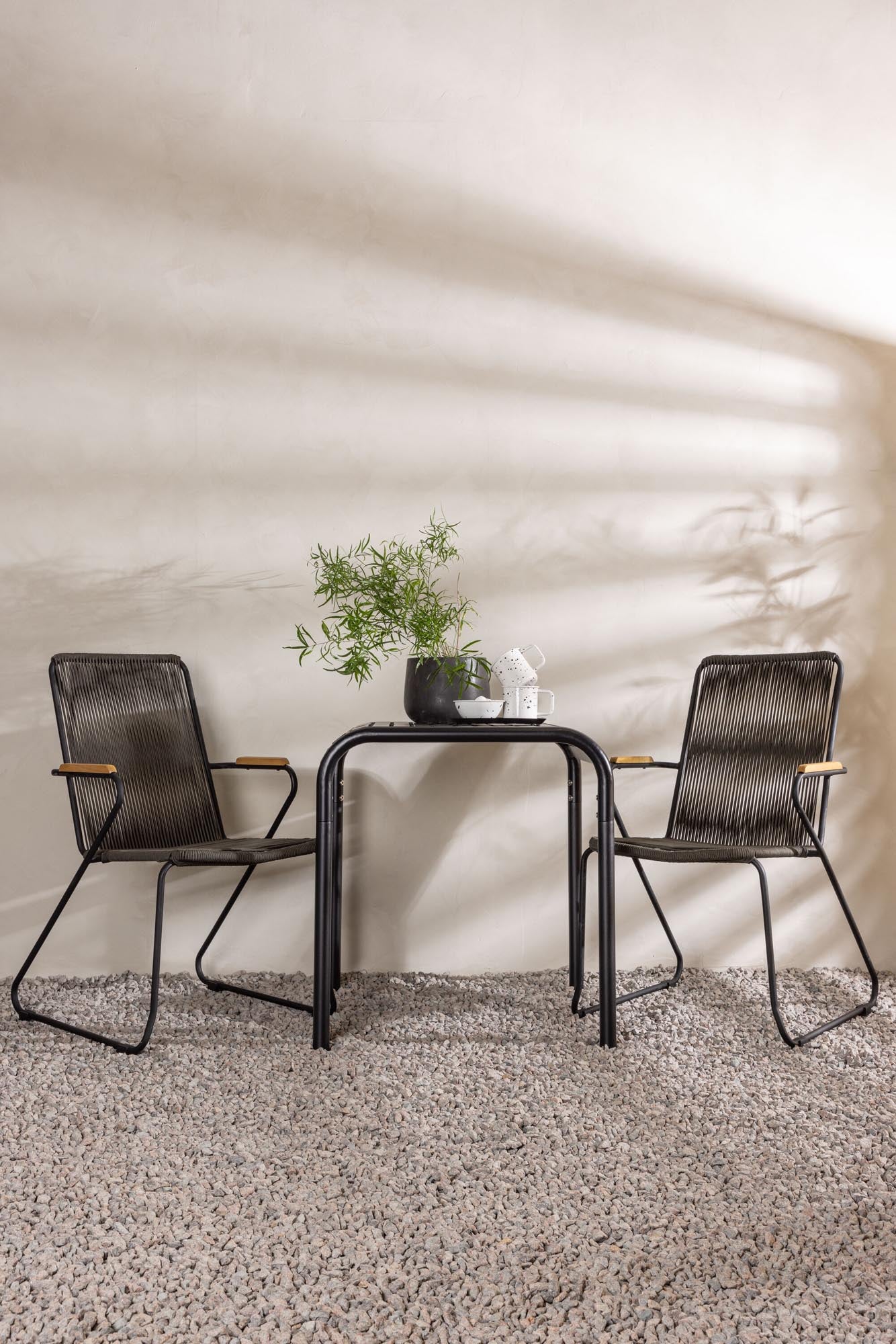 Entdecken Sie das Borneo Outdoor-Tischset: 70cm robuster Stahl-Tisch mit 2 eleganten Teakholz-Stühlen. Ideal für stilvolle Gartenmomente!