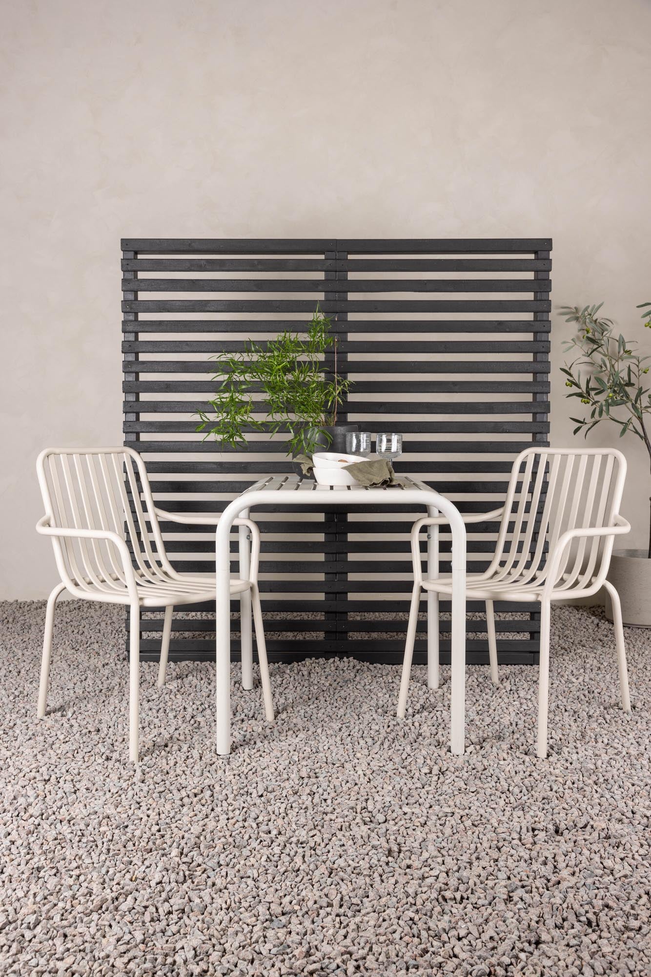 Verleihen Sie Ihrem Garten mit dem Borneo Outdoor-Tischset und den Peking-Stühlen einen modernen Look. Ideal für gesellige Abende im Freien!