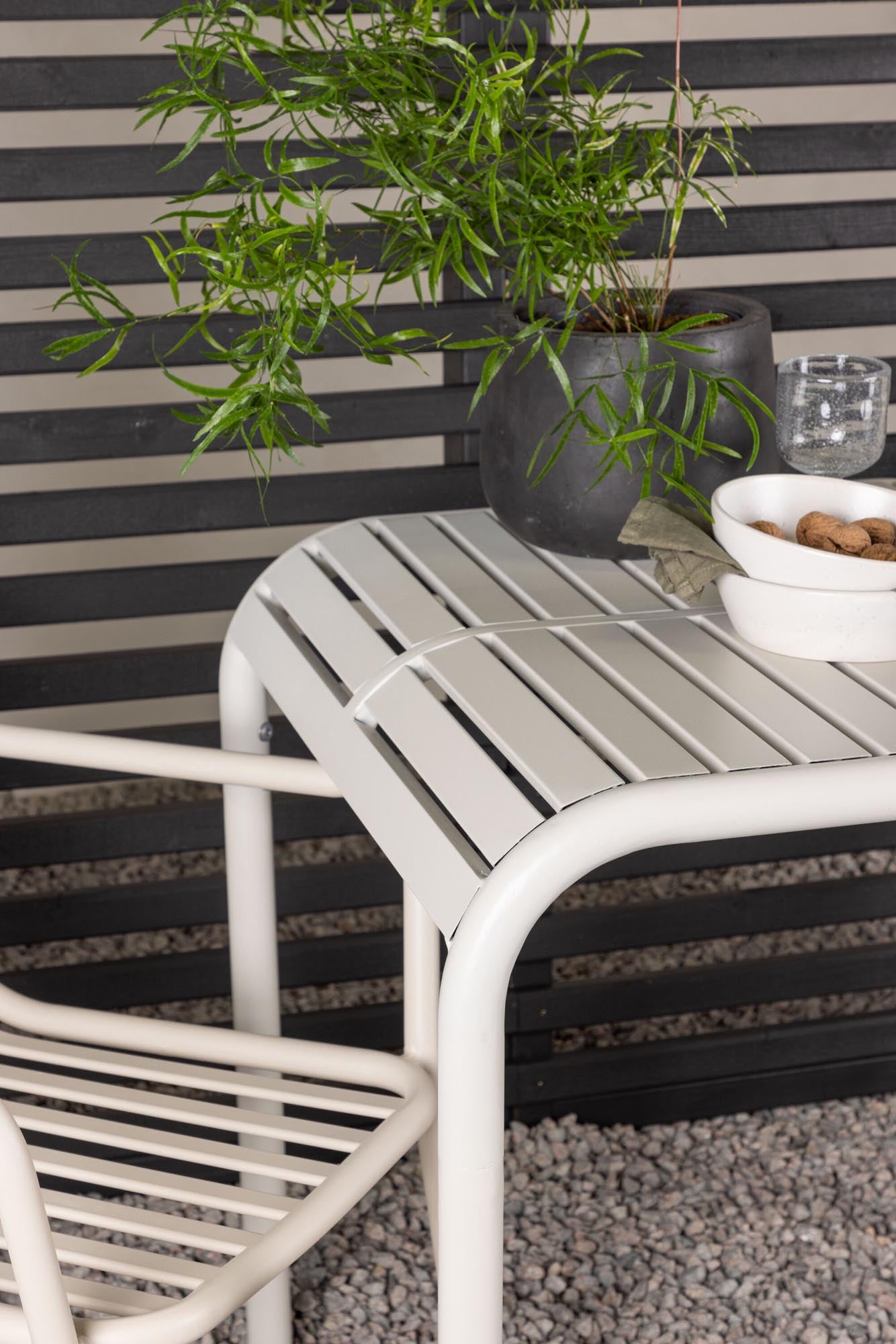 Stylisches Borneo Outdoor-Tischset mit zwei Peking-Stühlen, perfekt für entspannte Stunden im Garten oder auf der Terrasse.
