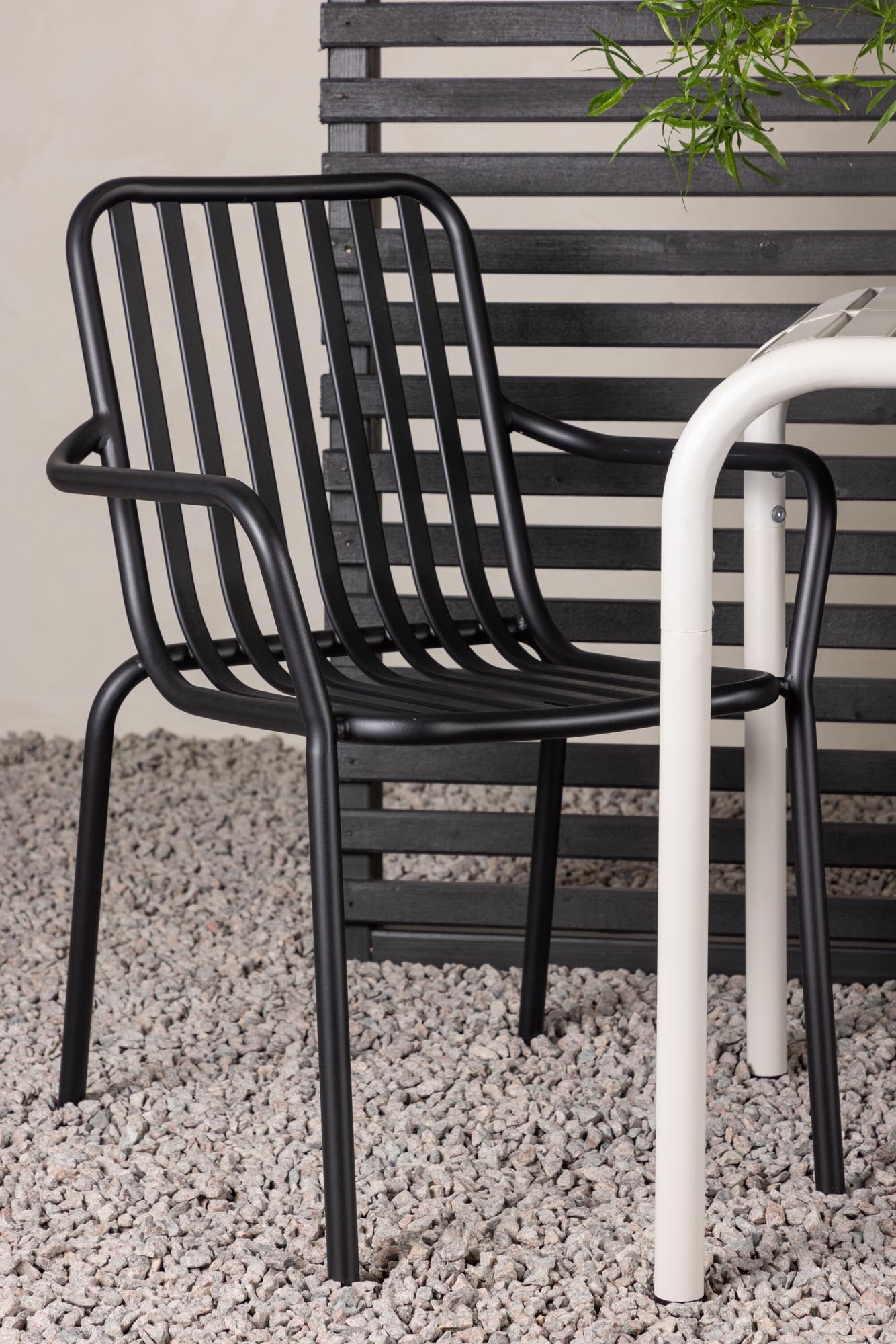 Elegantes Borneo Outdoor-Tischset mit zwei Peking-Stühlen, ideal für entspannte Stunden im Garten oder auf der Terrasse.