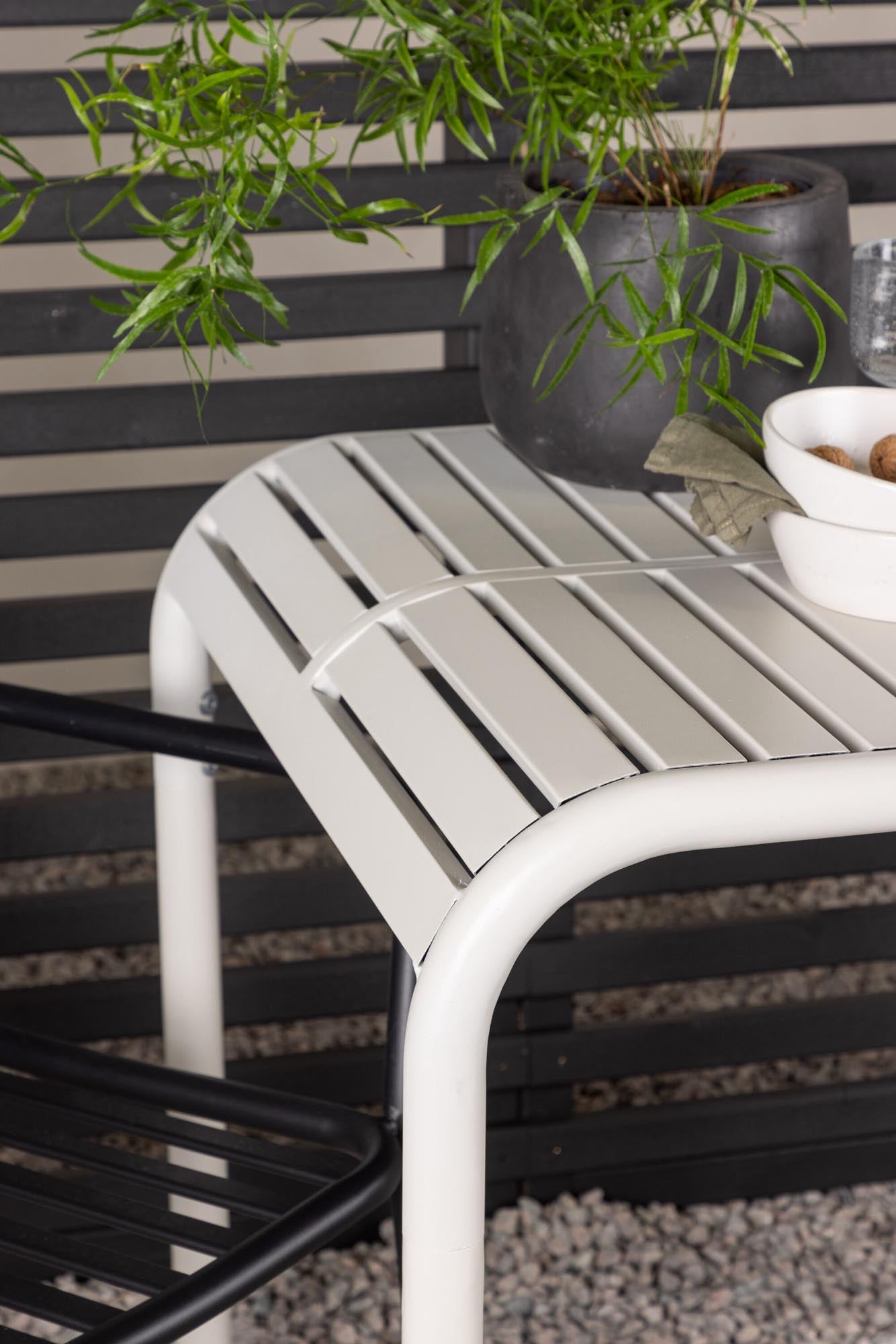 Genießen Sie das elegante Borneo Gartentischset mit zwei Peking Stühlen – ideal für gemütliche Abende im Freien und gesellige Zusammenkünfte.