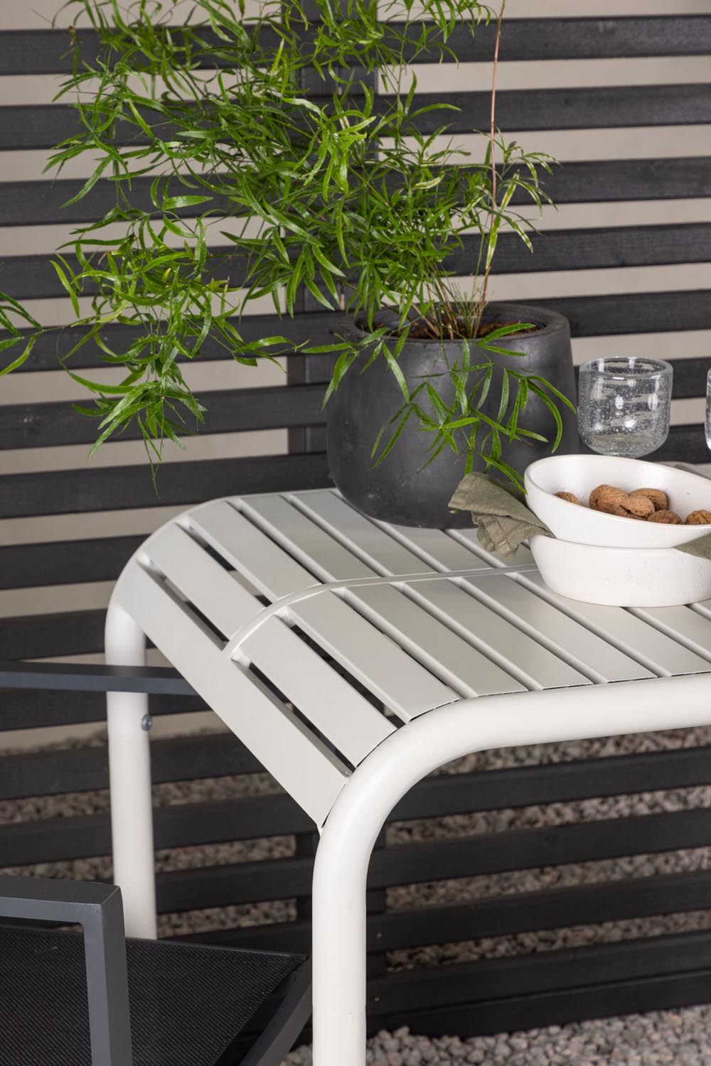 Borneo Outdoor-Tischset + Copacabana 70cm/2St. in Beige / Schwarz präsentiert im Onlineshop von KAQTU Design AG. Gartentischset ist von Venture Home