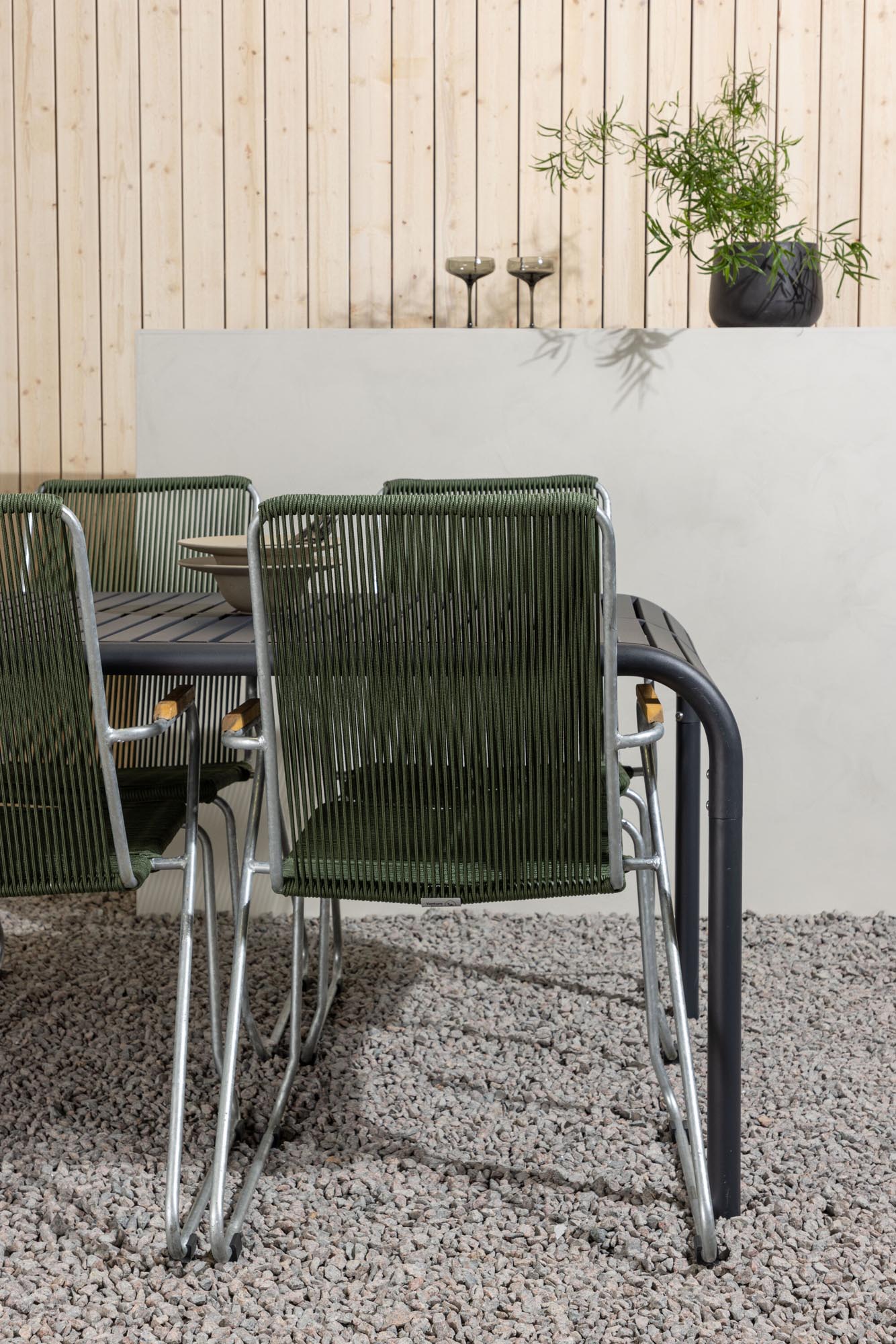 Robustes Borneo Tischset: Ideal für gesellige Abende im Freien.