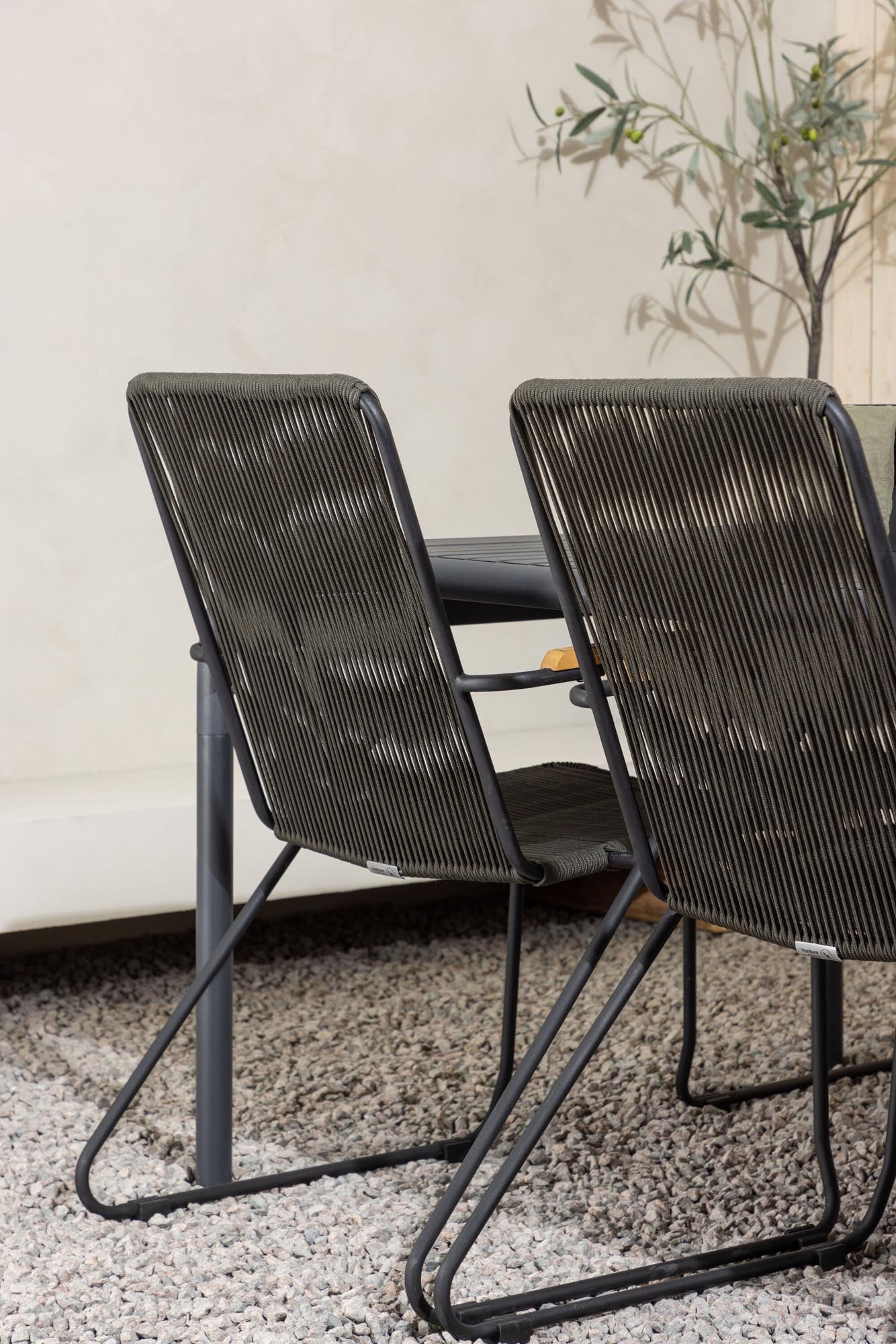 Robustes Borneo Tischset: Ideal für gesellige Abende im Freien.