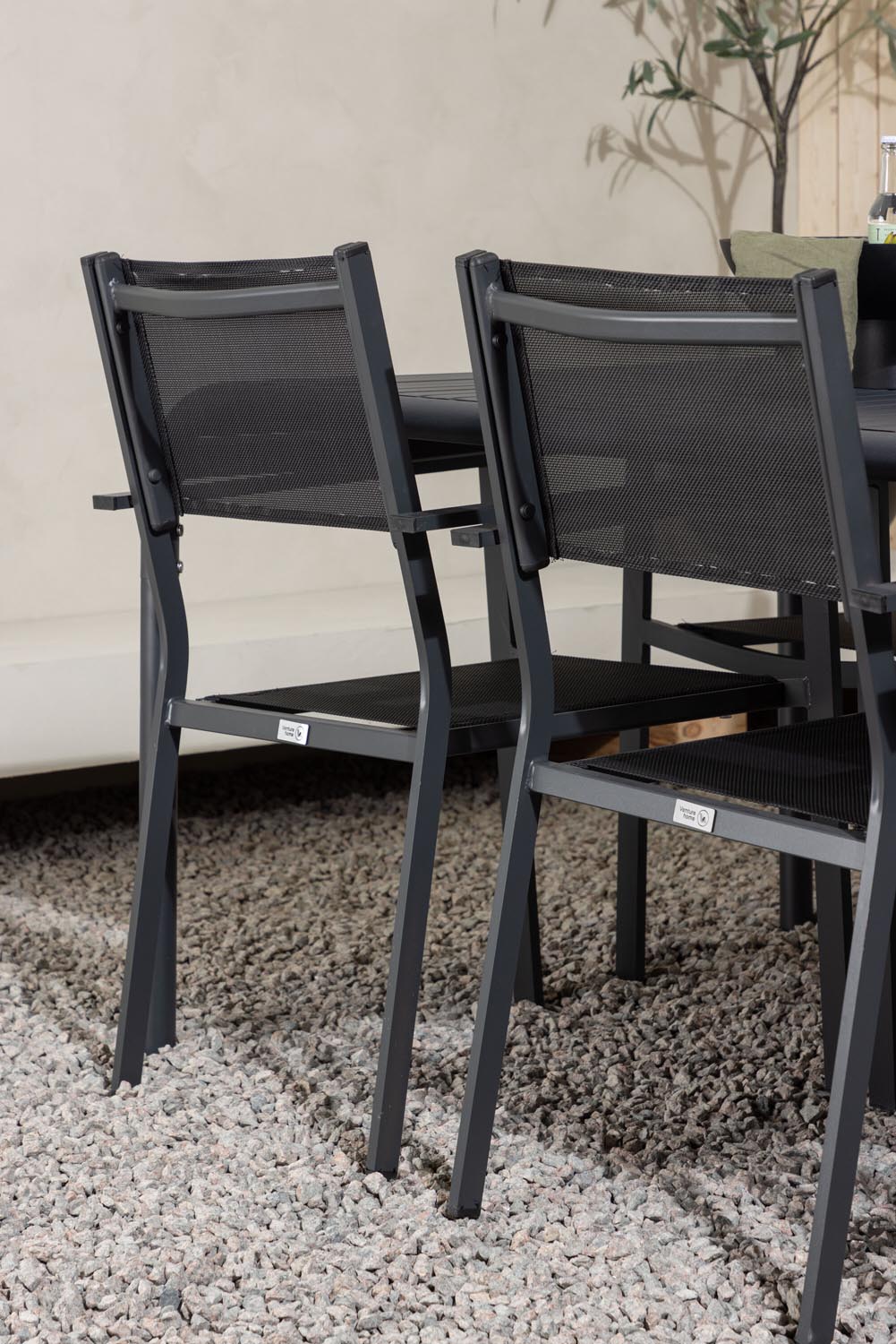 Borneo Outdoor-Tischset + Copacabana 200cm/6St. in Schwarz präsentiert im Onlineshop von KAQTU Design AG. Gartentischset ist von Venture Home