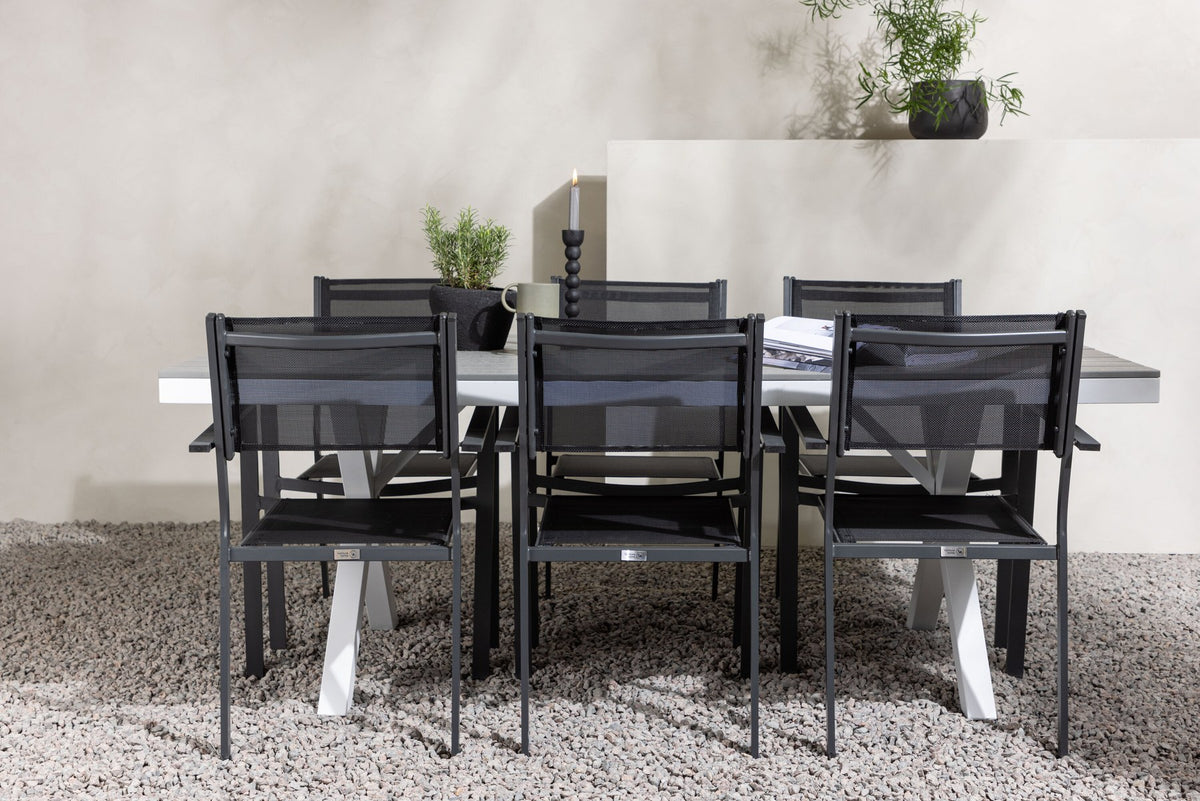 Rechteckiger Gartentisch Garcia mit Aluminiumgestell und Aintwood-Platte, umgeben von sechs stapelbaren Copacabana-Stühlen mit Textilene-Sitzfläche.