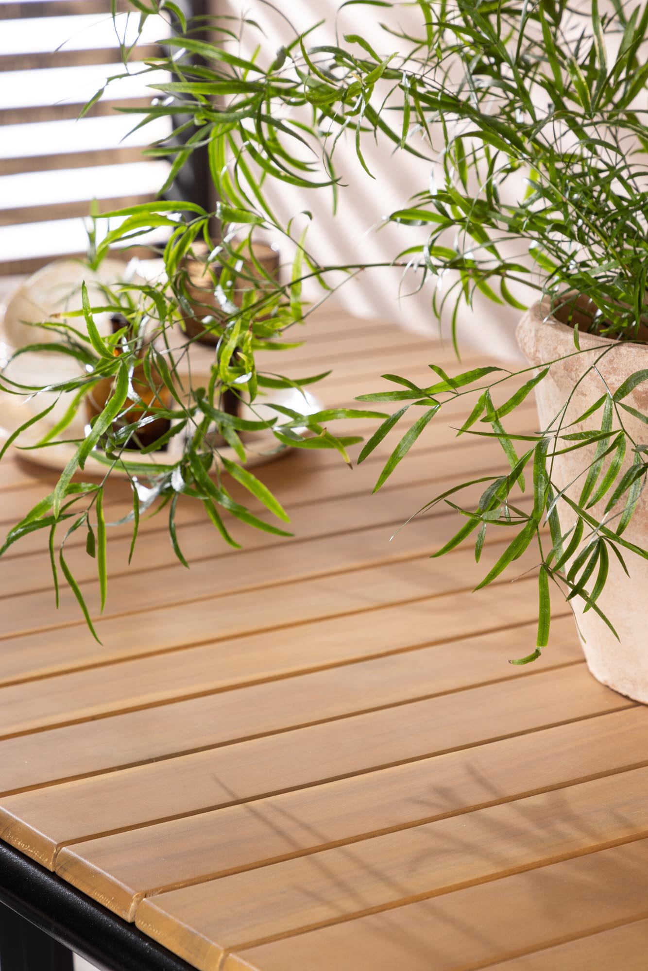 Elegantes Outdoor-Tischset aus Akazie und pulverbeschichtetem Aluminium, ideal für gesellige Momente mit bis zu 6 Personen.