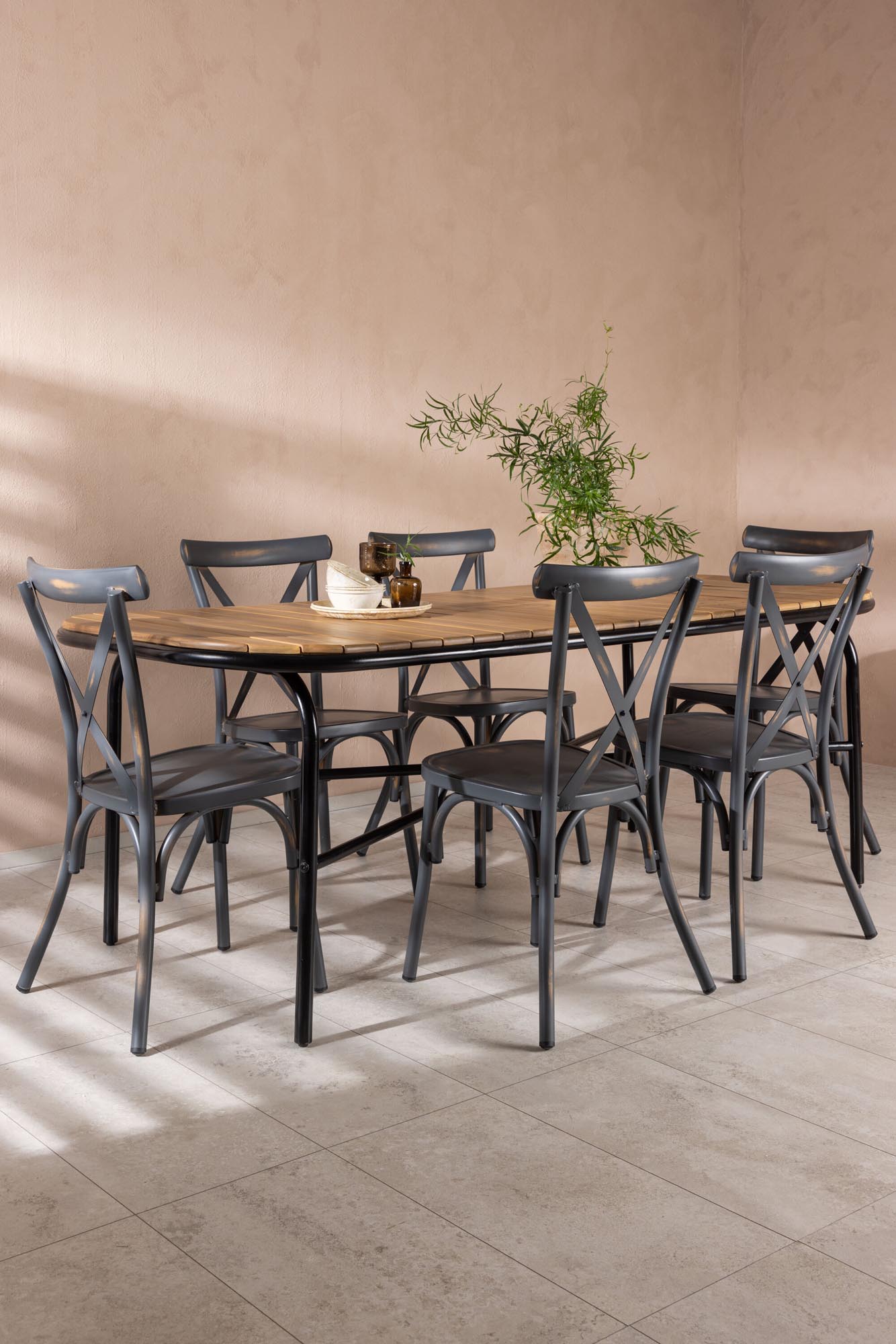 Elegantes Outdoor-Tischset für 6 Personen aus hochwertiger Akazie und robustem Stahl. Ideal für unvergessliche Gartenabende.