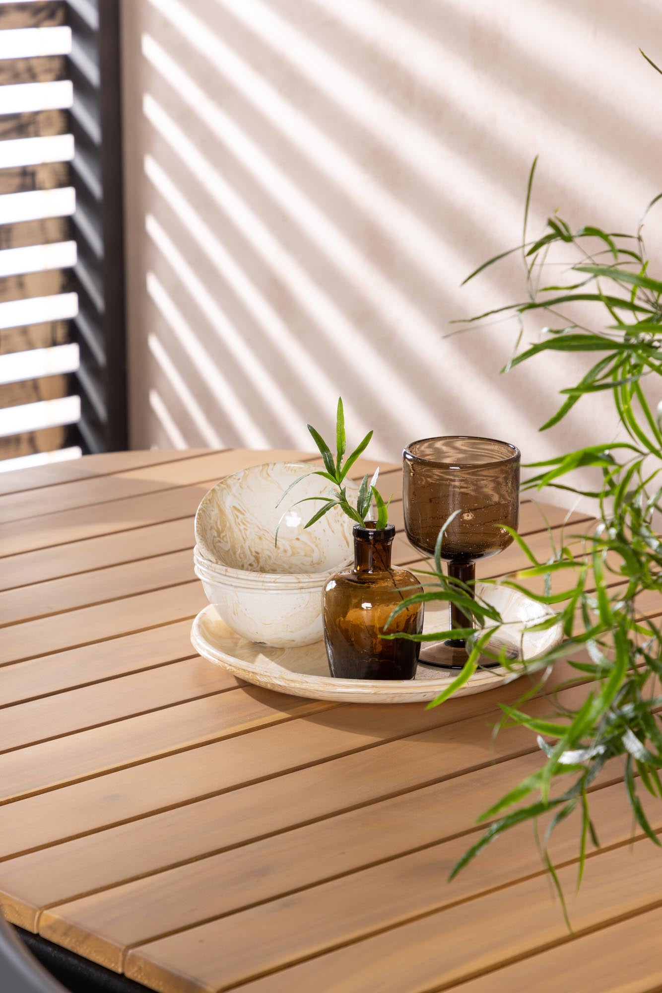 Stilvolles 6-Personen Outdoor-Tischset aus Akazie und Stahl, perfekt für gesellige Abende im Freien. Modernes Design für jeden Garten.