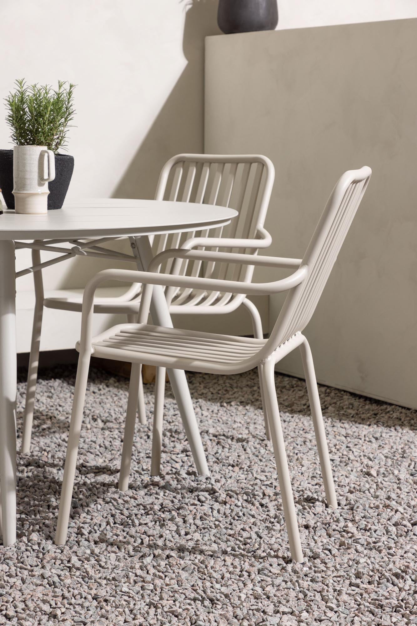 Entdecken Sie das elegante Lina Outdoor-Tischset von Venture Home: runder Tisch (⌀120cm) mit 4 modernen Peking-Stühlen, ideal für gesellige Momente im Freien.