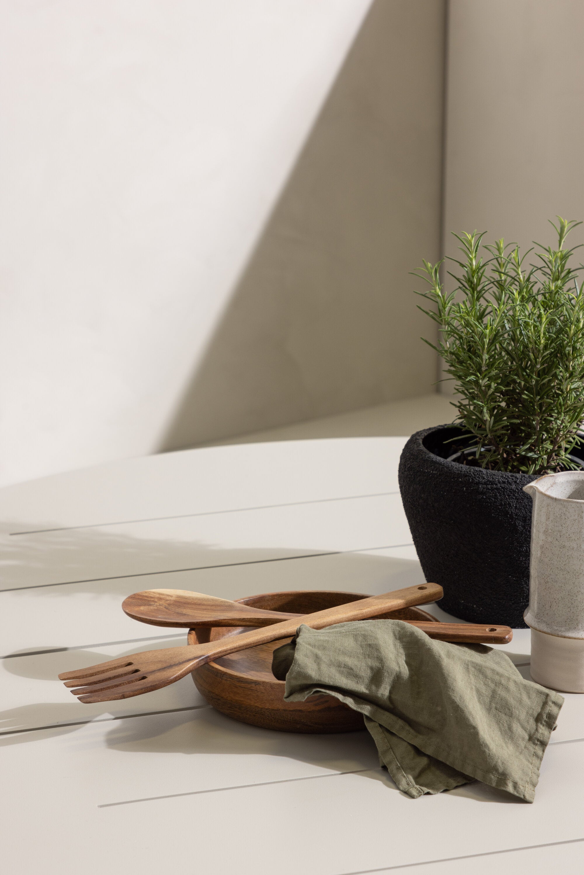 Lina Outdoor-Tischset + Peking ⌀120cm/4St. in Beige präsentiert im Onlineshop von KAQTU Design AG. Gartentischset ist von Venture Home