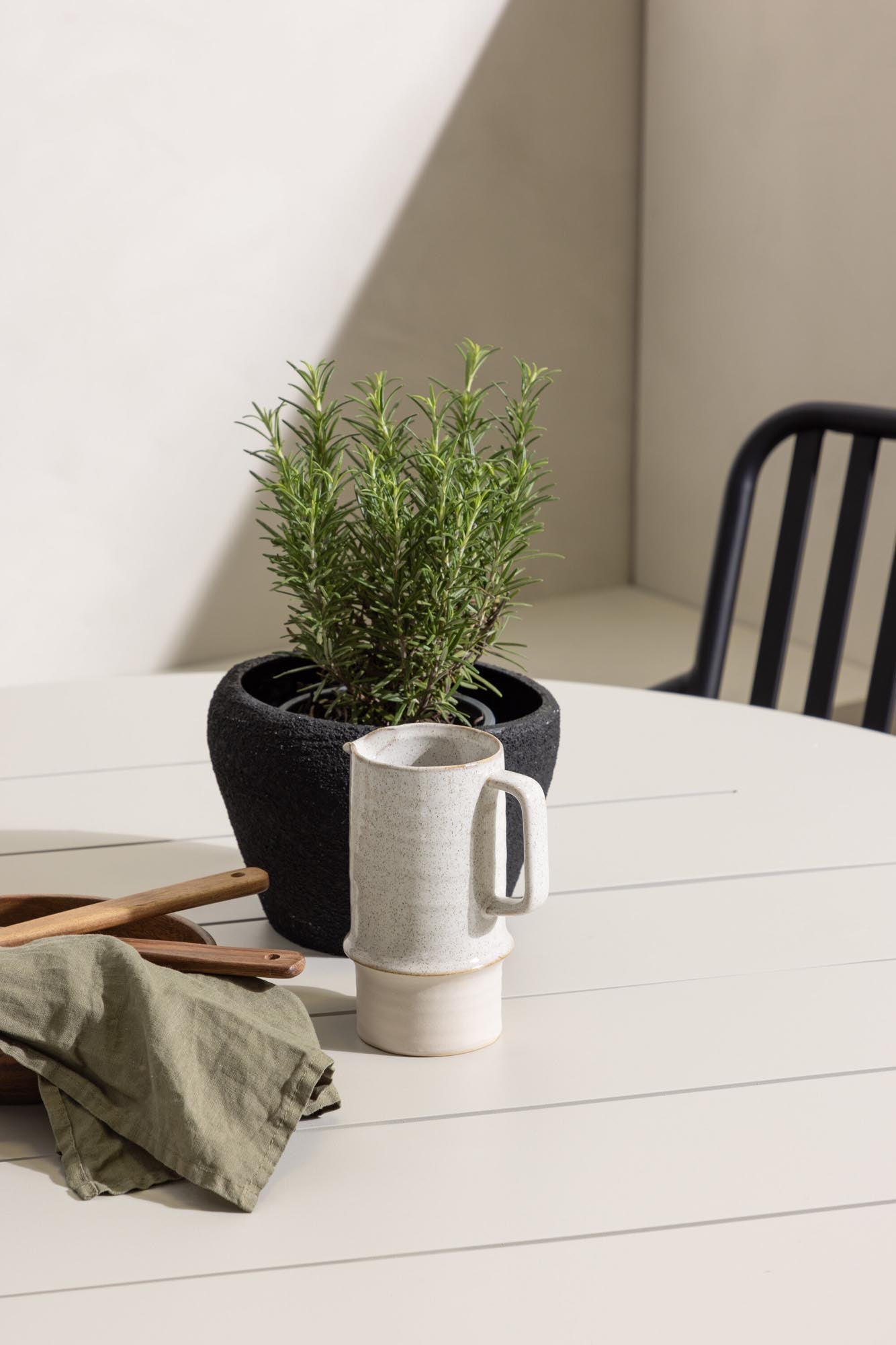 Elegantes Lina Outdoor-Tischset mit 4 Peking-Stühlen, ideal für entspannte Stunden im Freien. Wetterfest und stilvoll!