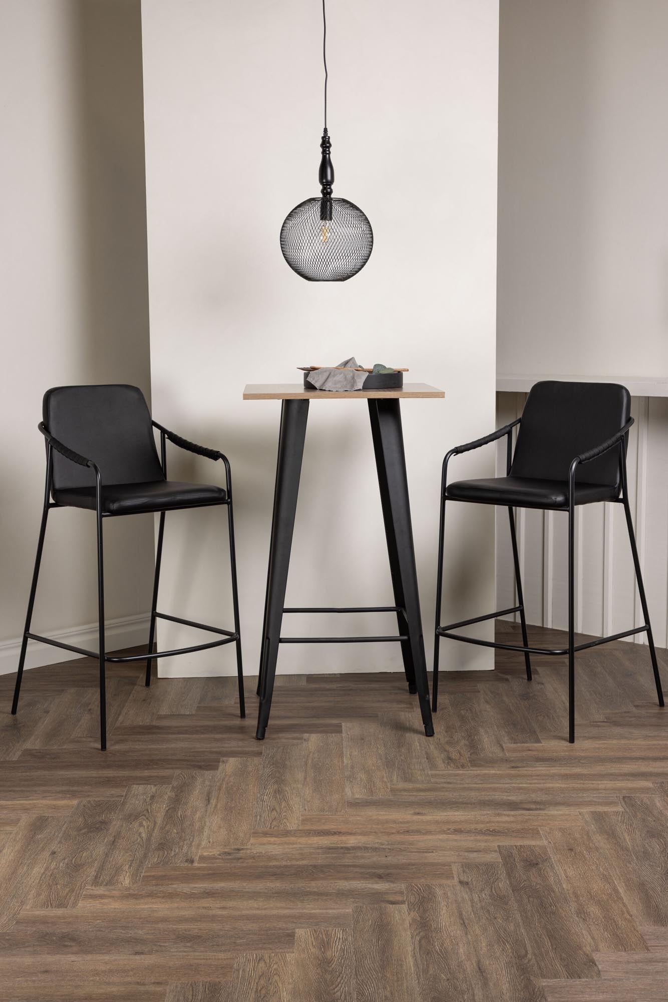 Stylisches Barset Tempe + Tvist: Quadratischer Tisch aus Walnuss-MDF, robuste Stahlbeine, bequeme Hocker. Perfekt für kompakte Küchen und Essbereiche.